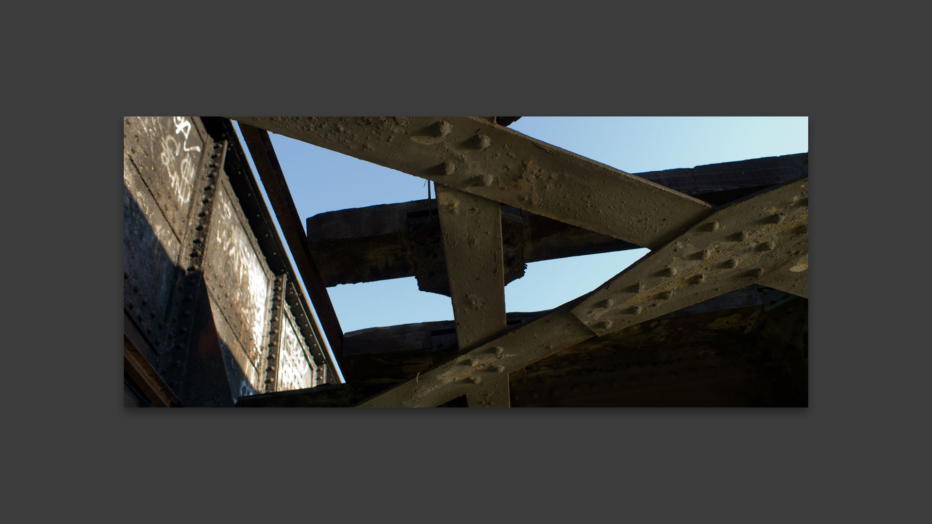 Ancien pont de chemin de fer sur le canal de Roubaix.