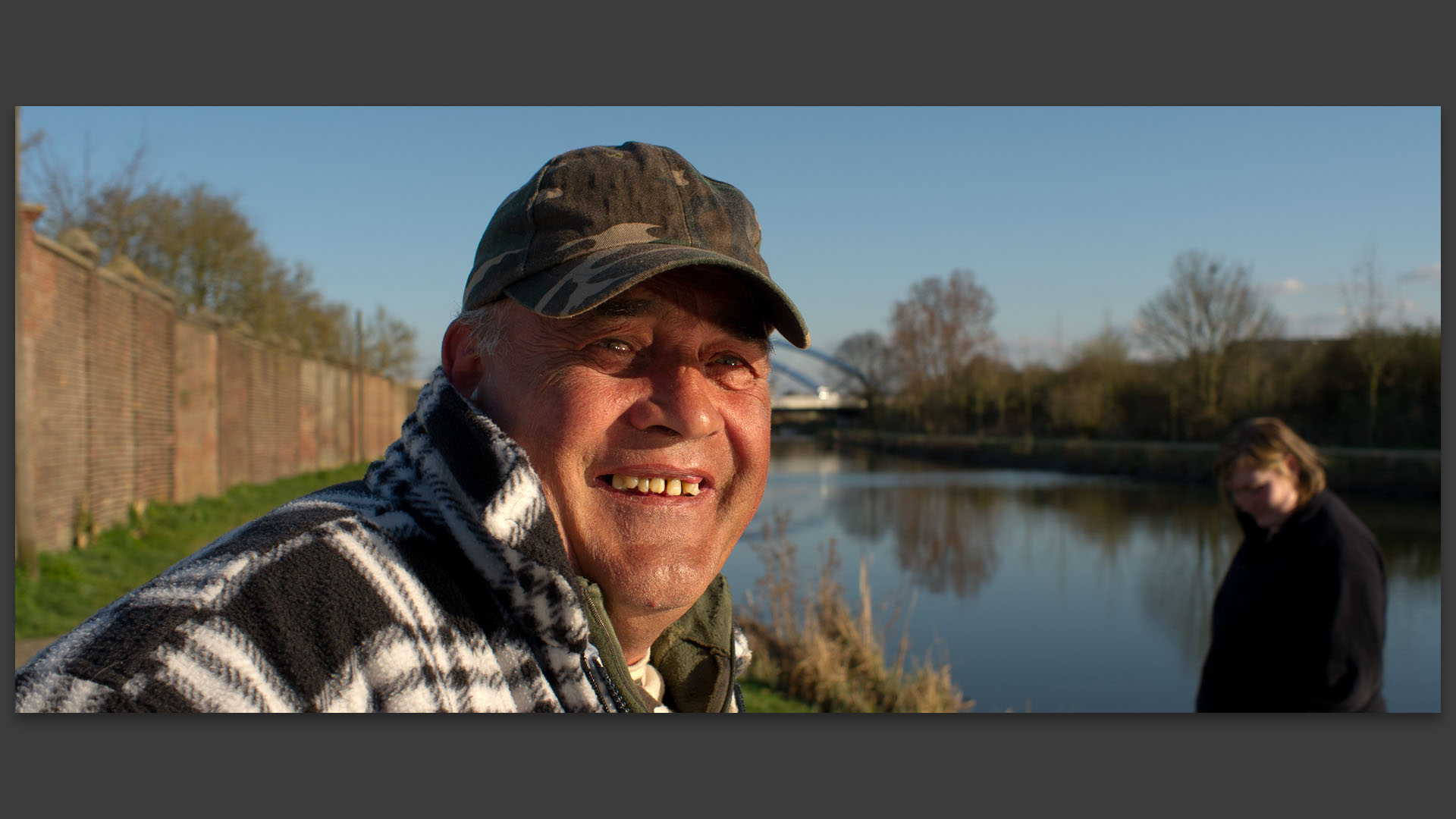 Pêcheur, quai de Wattrelos sur le canal de Roubaix.