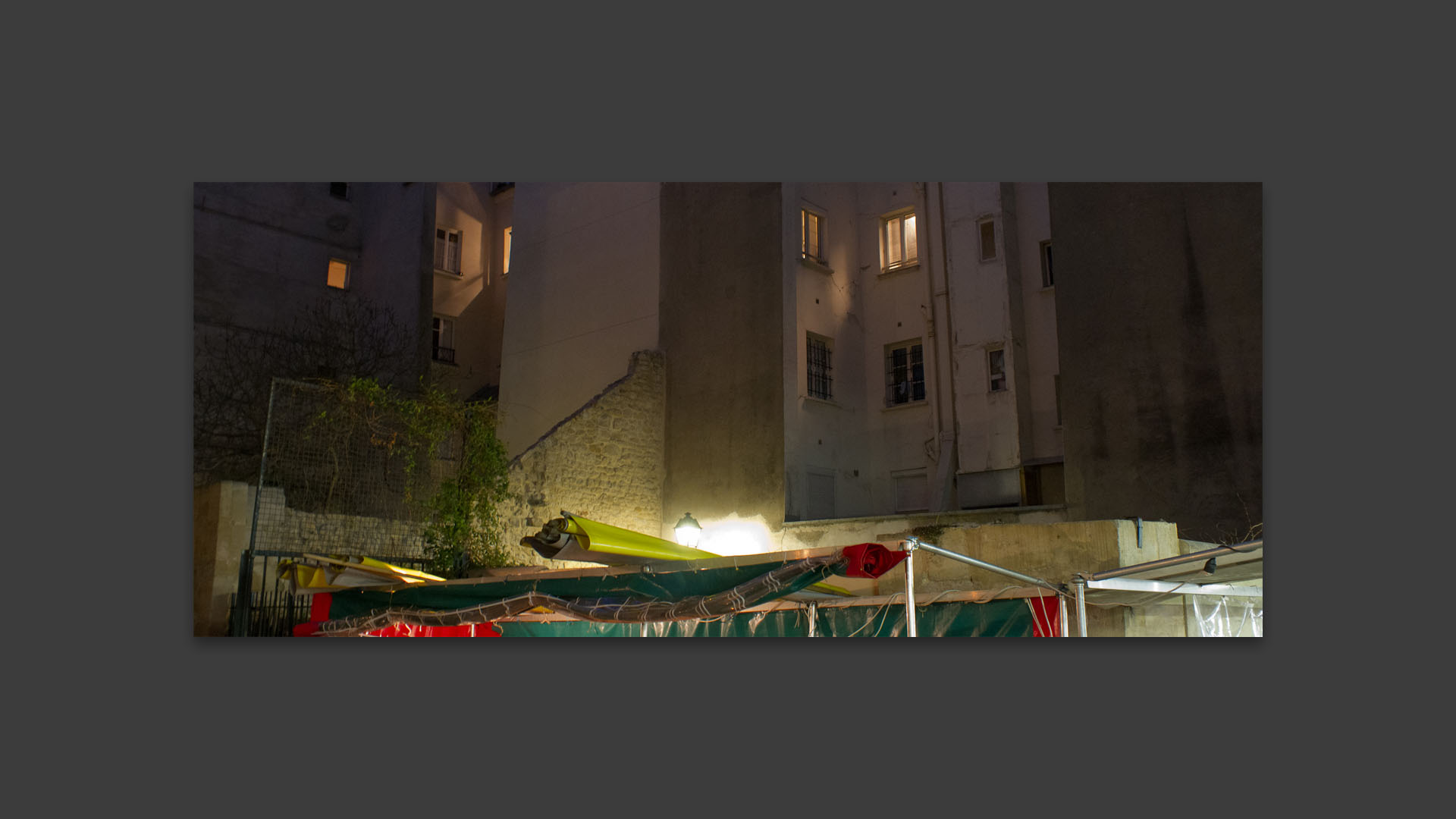 Dans la cour du marché des Enfants rouges, rue de Bretagne, à Paris.