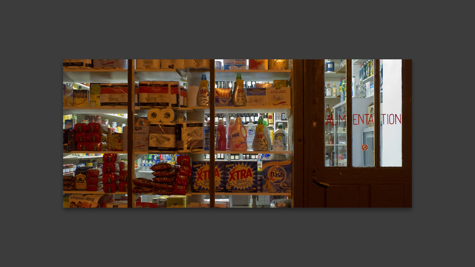 Magasin d'alimentation, rue au Maire, à Paris.