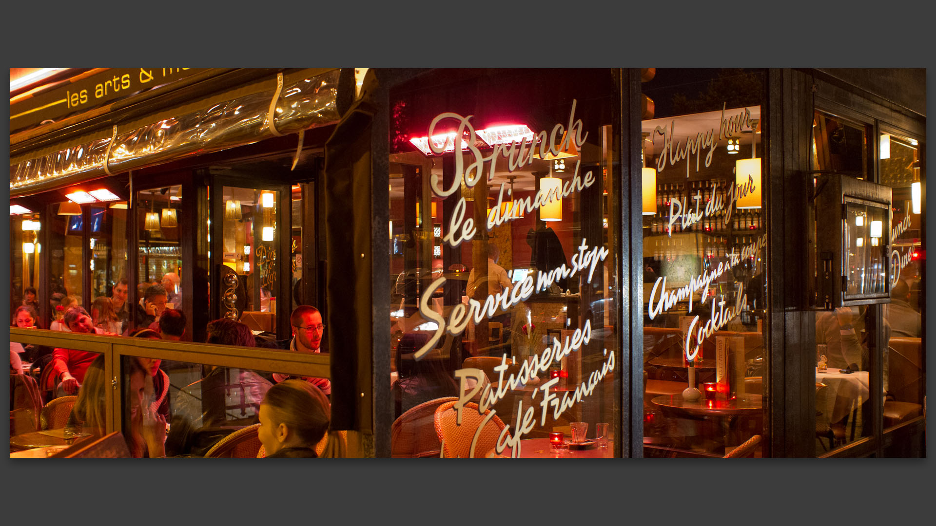 La terrasse du café des Arts et métiers, rue Réaumur, à Paris.