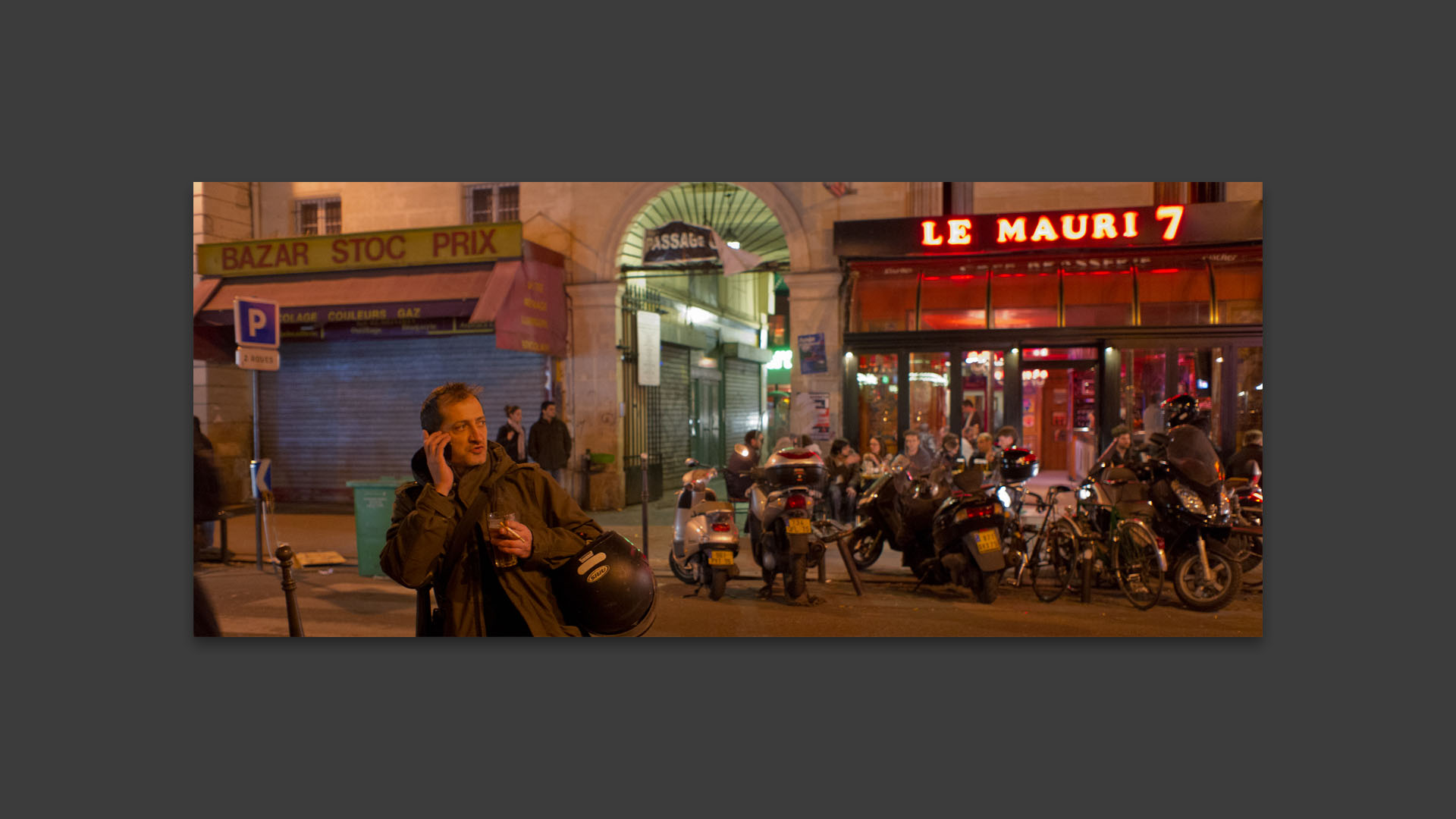 Animation, rue du Faubourg Saint-Denis, à Paris.