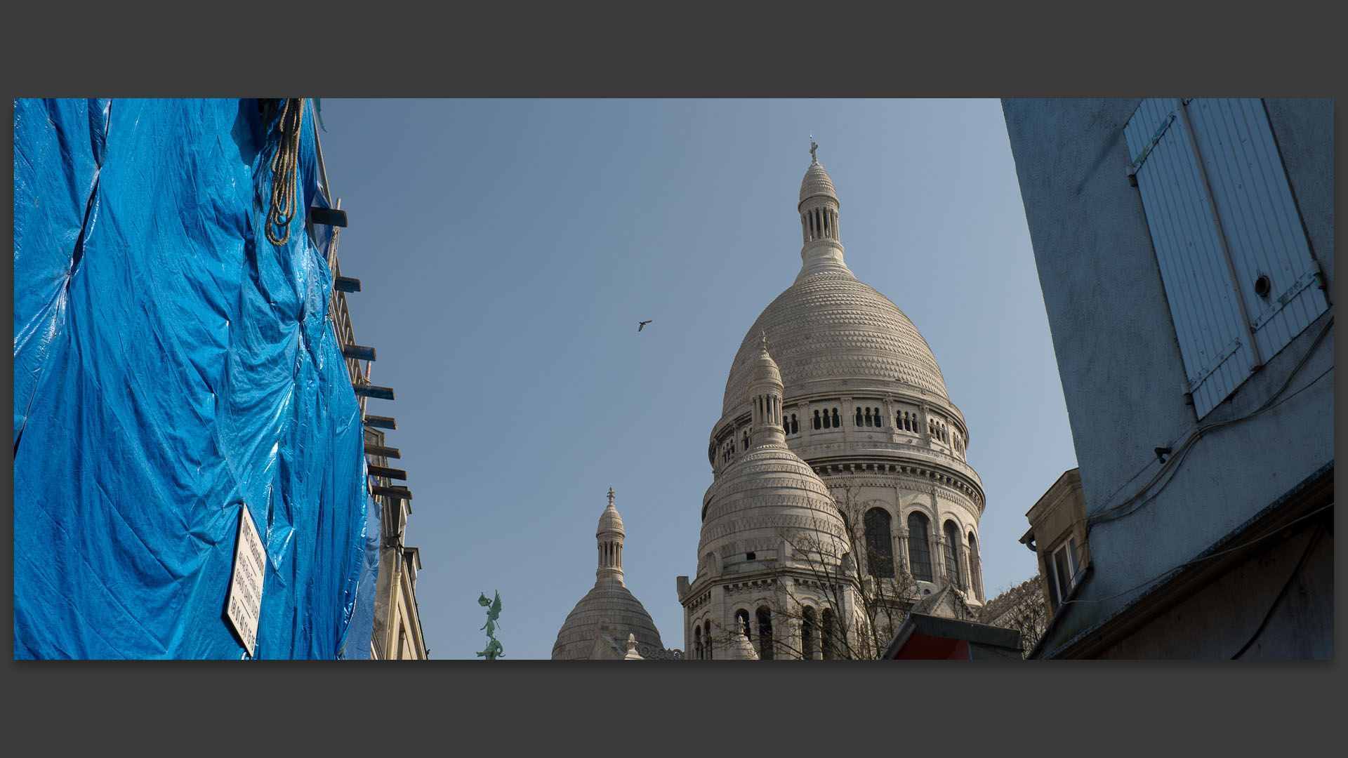 Le Sacré Coeur de Montmartre vu de la rue du Chevalier-de-La-Barre, à Paris.