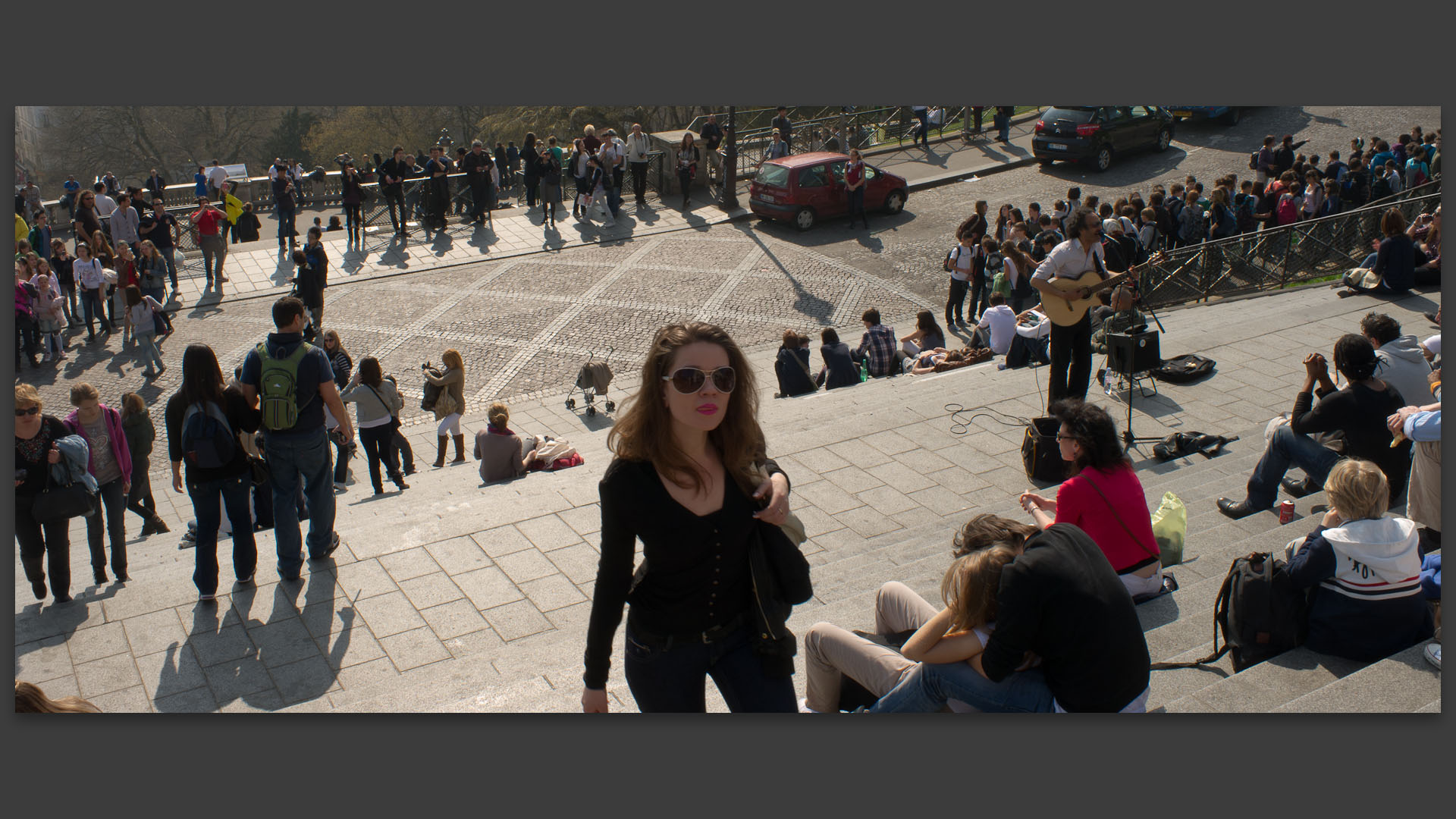 Jeune fille montant les marches du Sacré Coeur de Montmartre, à Paris.