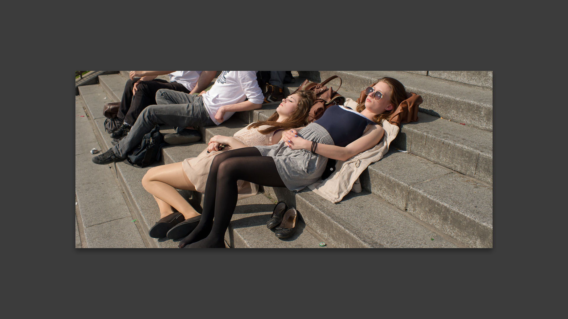 Petite sieste sur les marches du Sacré Coeur, à Paris.