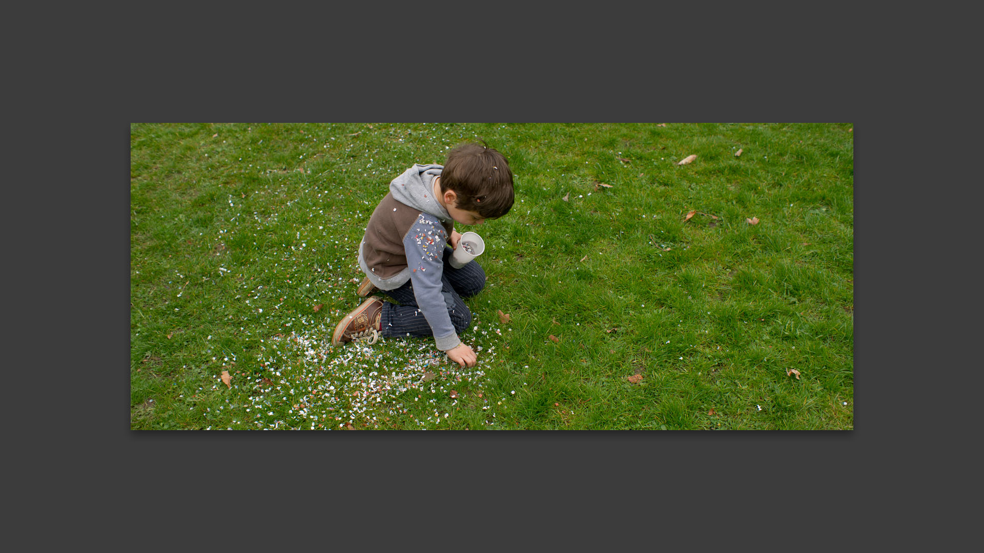 Enfant aux confettis pendant le carnaval de Croix.