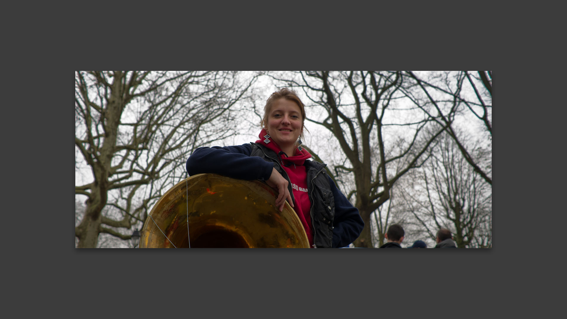 Femme tubiste, au carnaval de Croix.