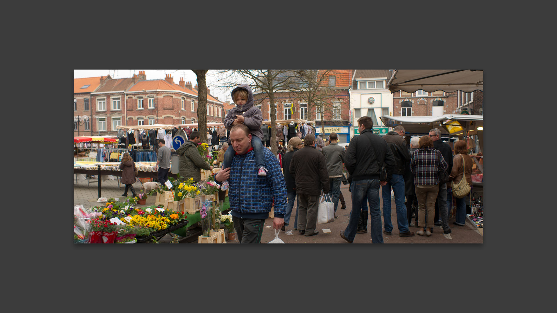 Homme et son enfant au marché Saint-Pierre, place de la Liberté, à Croix.