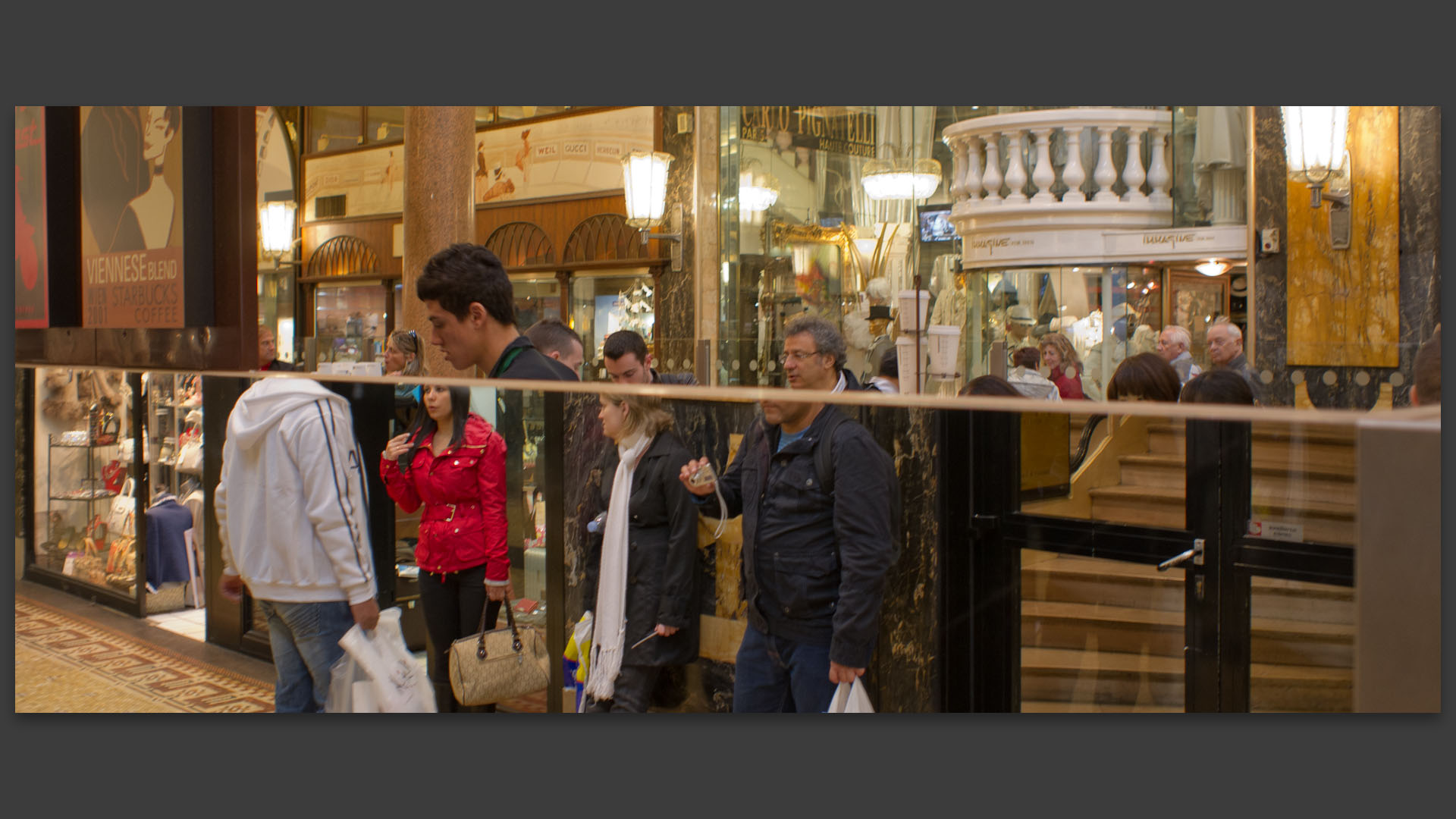 Jeu de miroir, Galerie des Champs Elysées, à Paris.