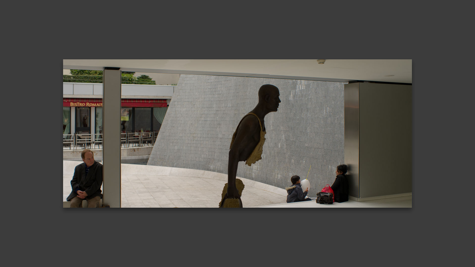 Statue de Bruno Catalano, Galerie 26 Champs Elysées, à Paris.