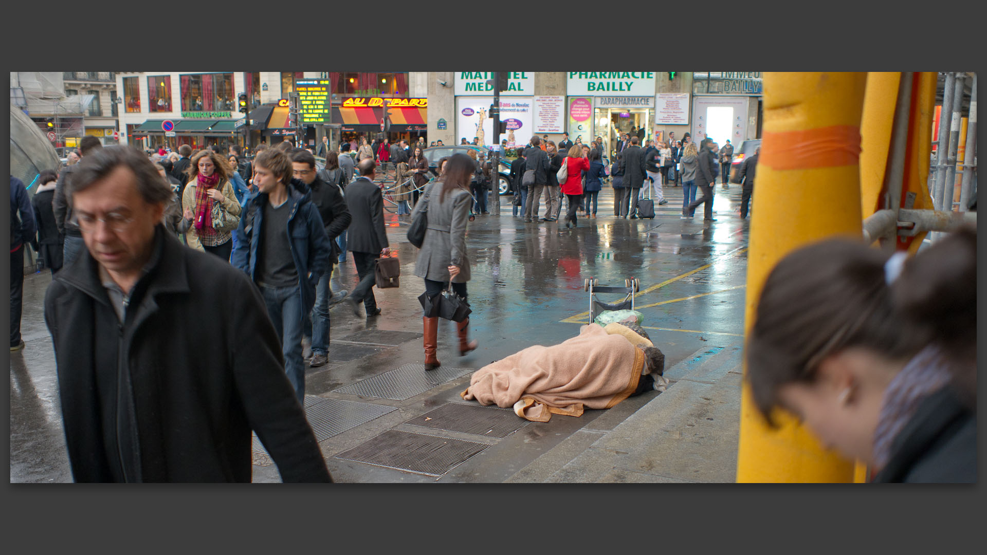 SDF devant la gare Saint-Lazare, à Paris.