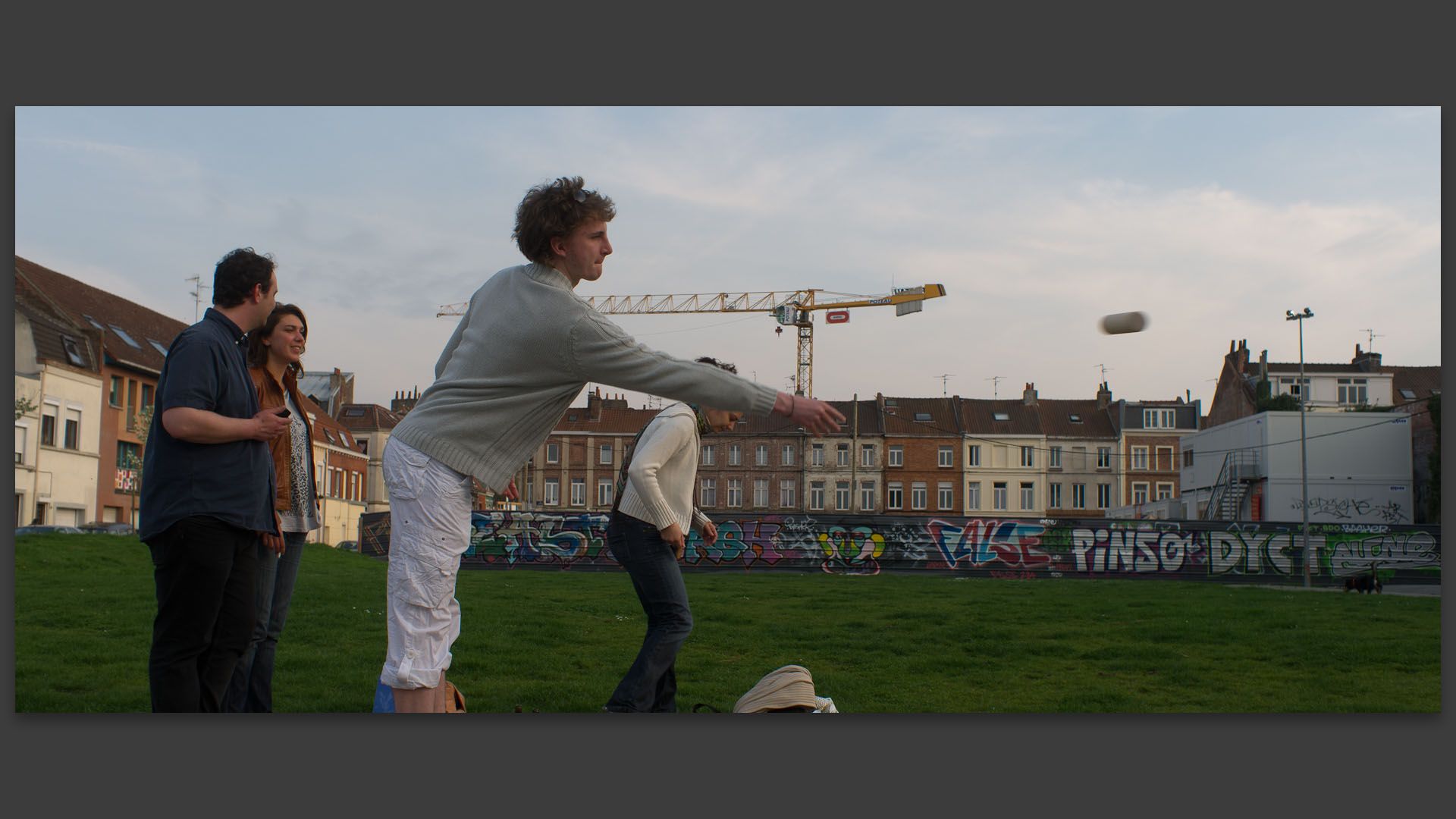 Jeunes jouant au Mölkky, derrière la Maison Folie Wazemmes, à Lille.