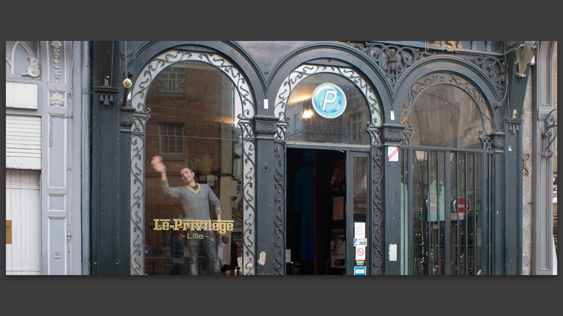 La vitrine du Privilège, rue Royale, à Lille.