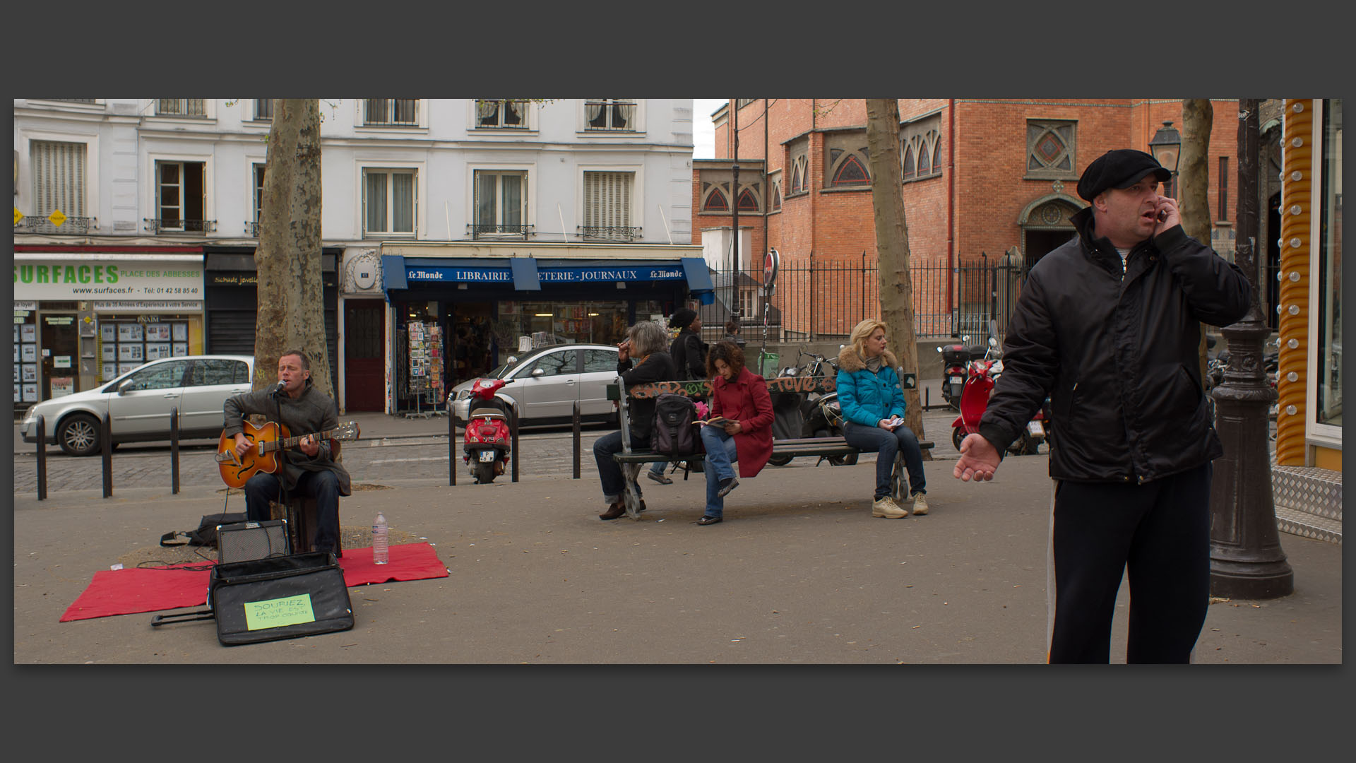 Chanteur de rue, place des Abbesses, à Paris.