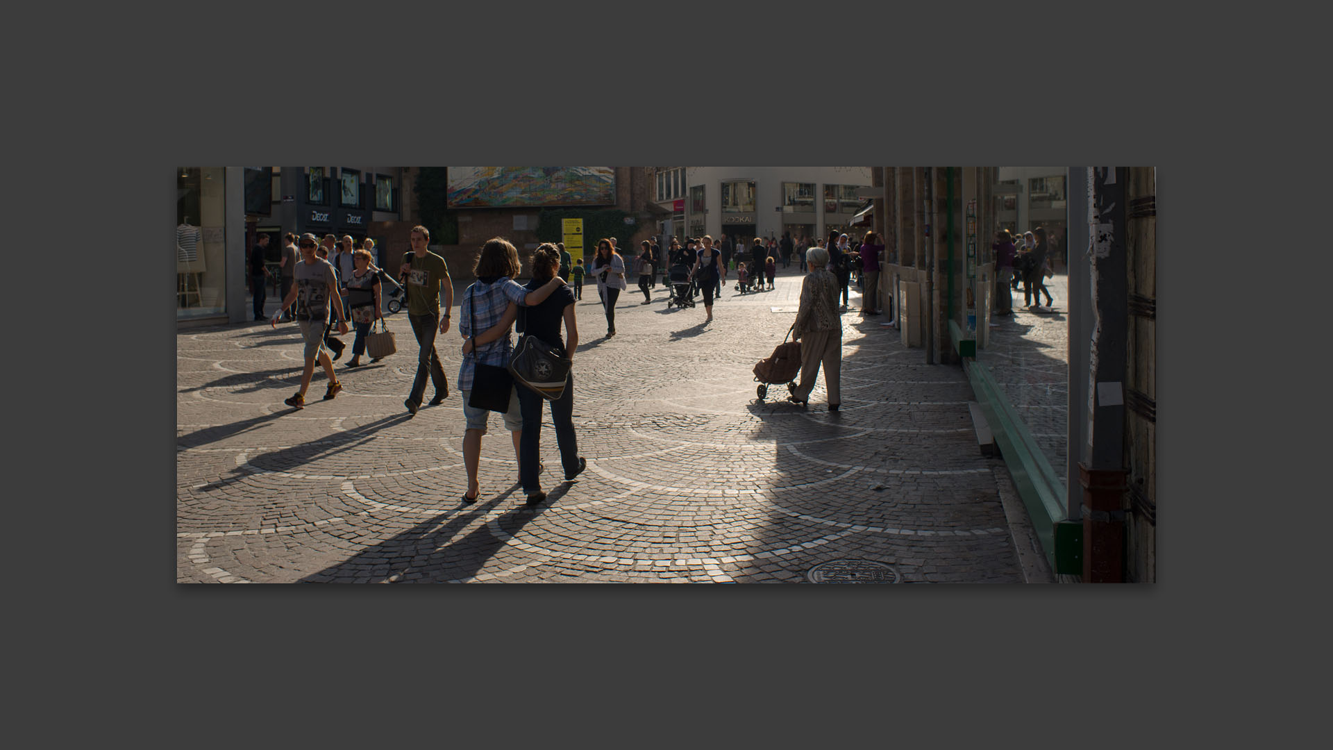 Couple féminin, rue du Secrétaire-Arembault, à Lille.