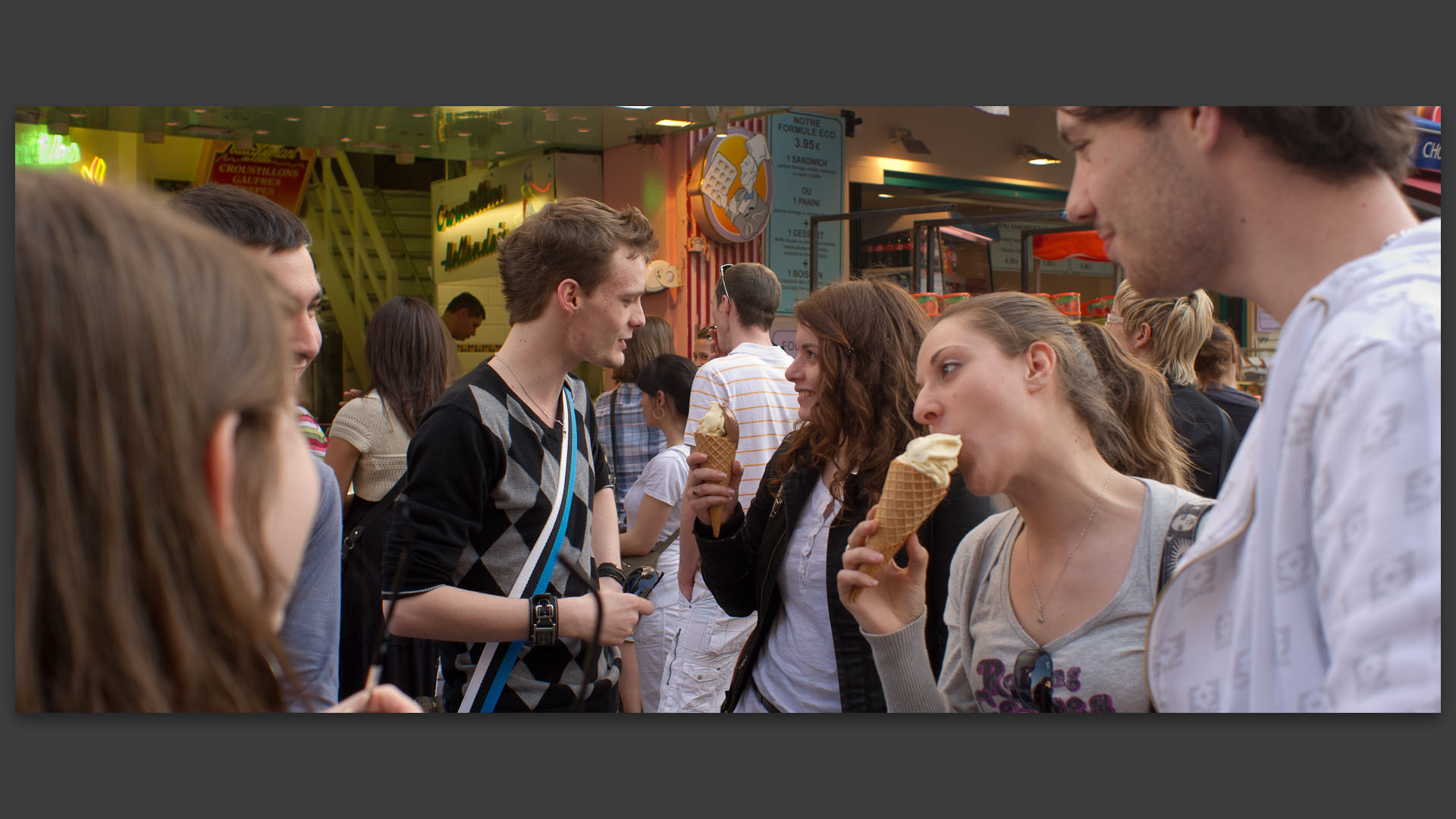 Groupe de jeunes, rue de Béthune, à Lille.