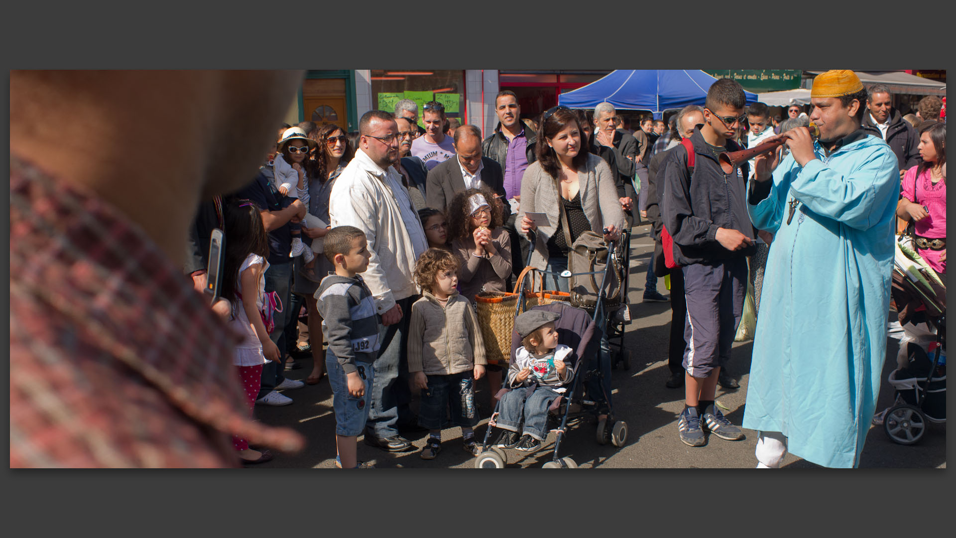 Musiciens dans le marché de Wazemmes, place de la Nouvelle Aventure, à Lille.