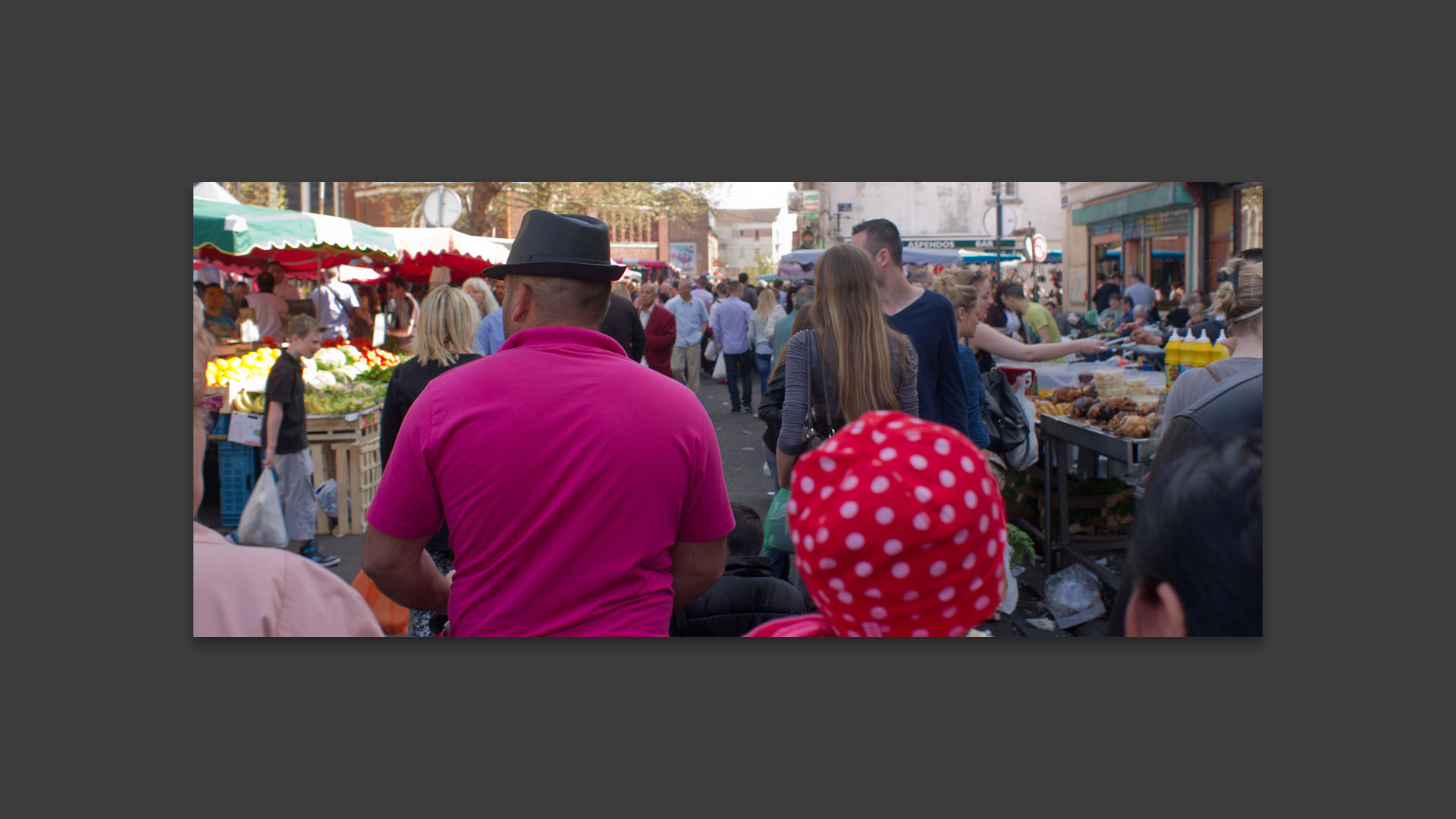 Passants au marché de Wazemmes, place de la Nouvelle Aventure, à Lille.