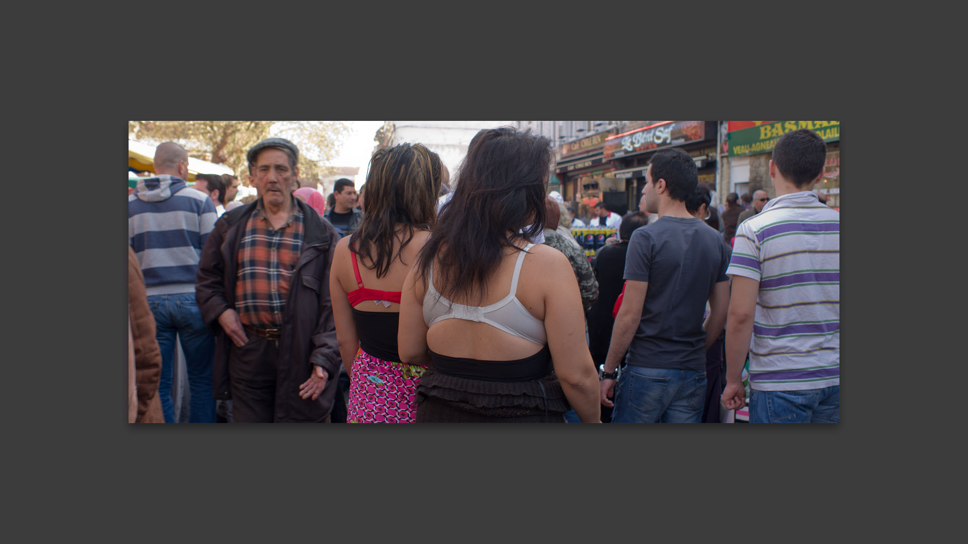 Femmes en soutien-gorges, au marché de Wazemmes, place de la Nouvelle Aventure, à Lille.