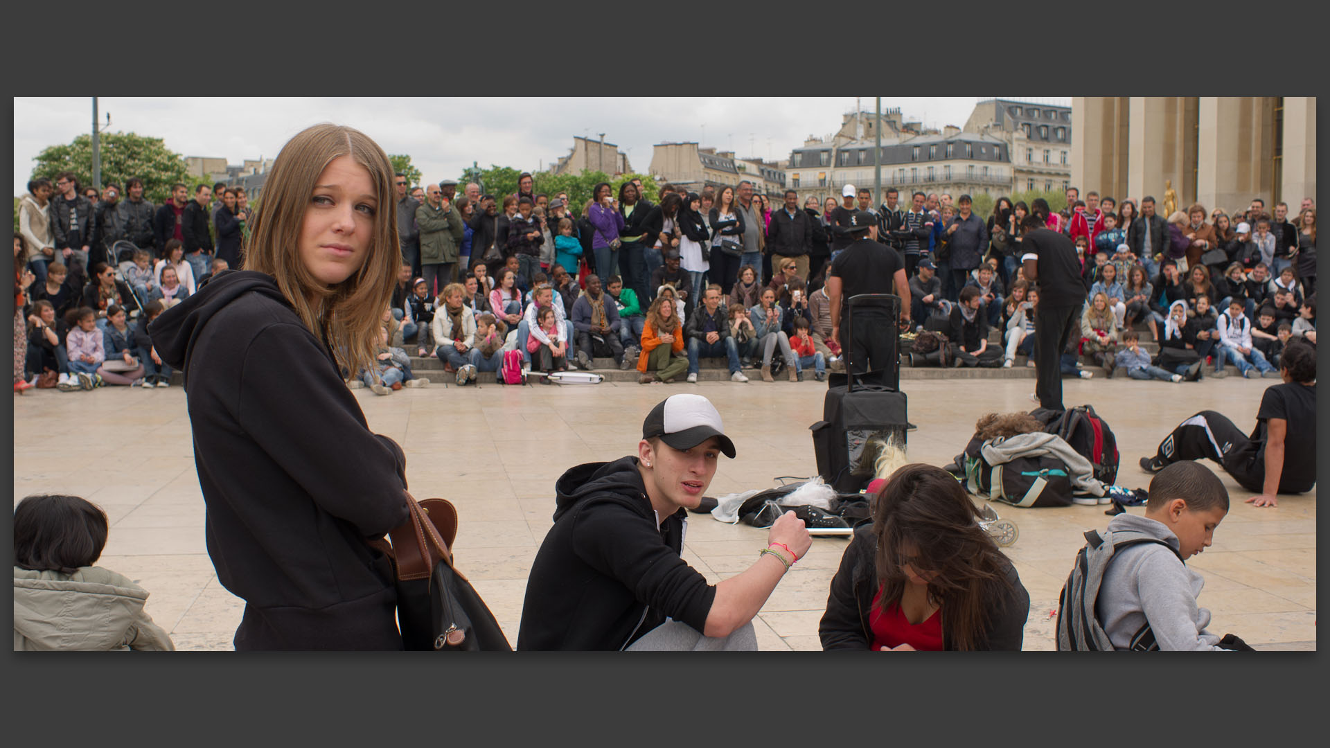 Spectacle improvisé, parvis du Trocadéro, à Paris.