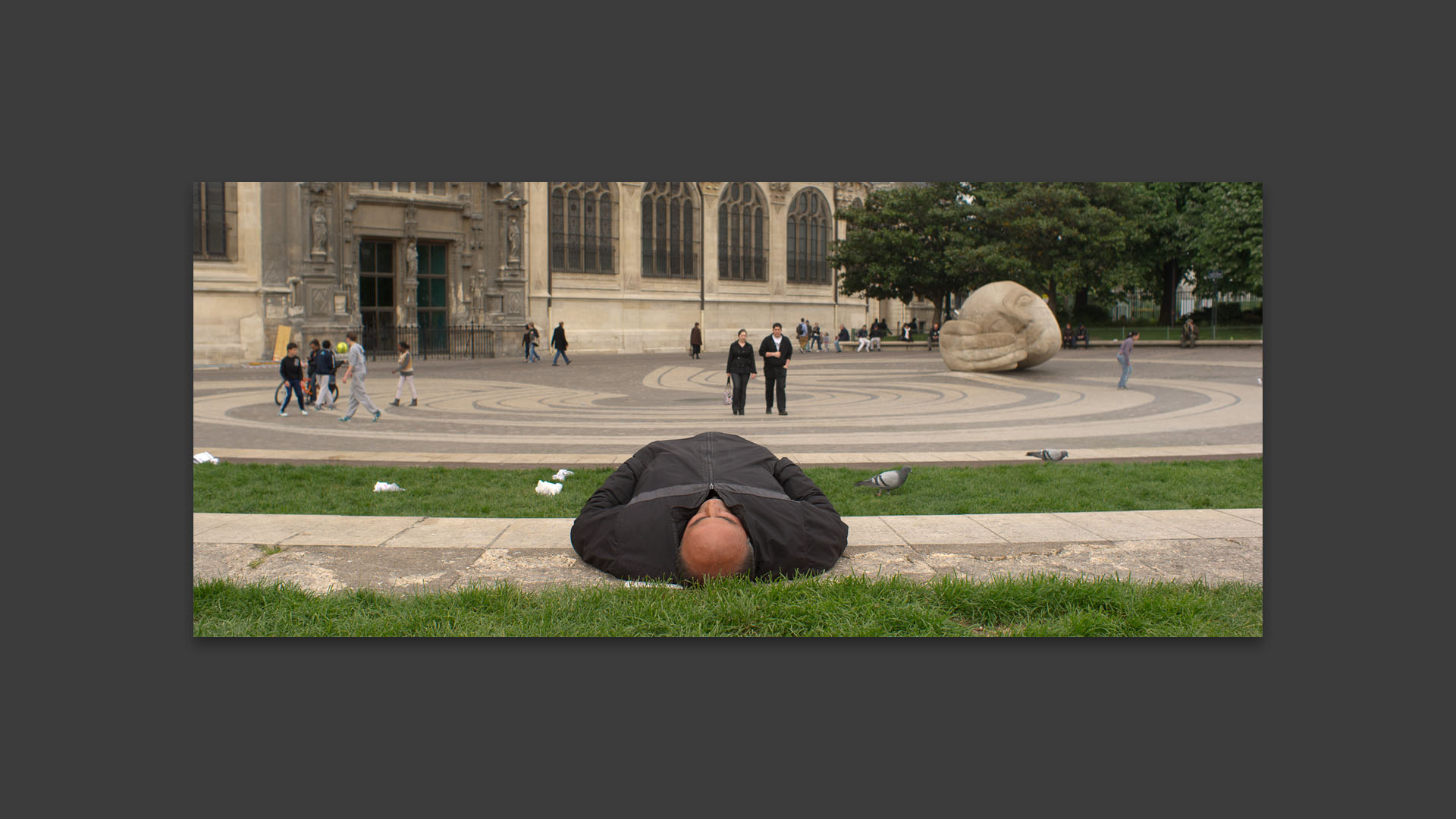 Dormeur, place René-Cassin, à Paris.