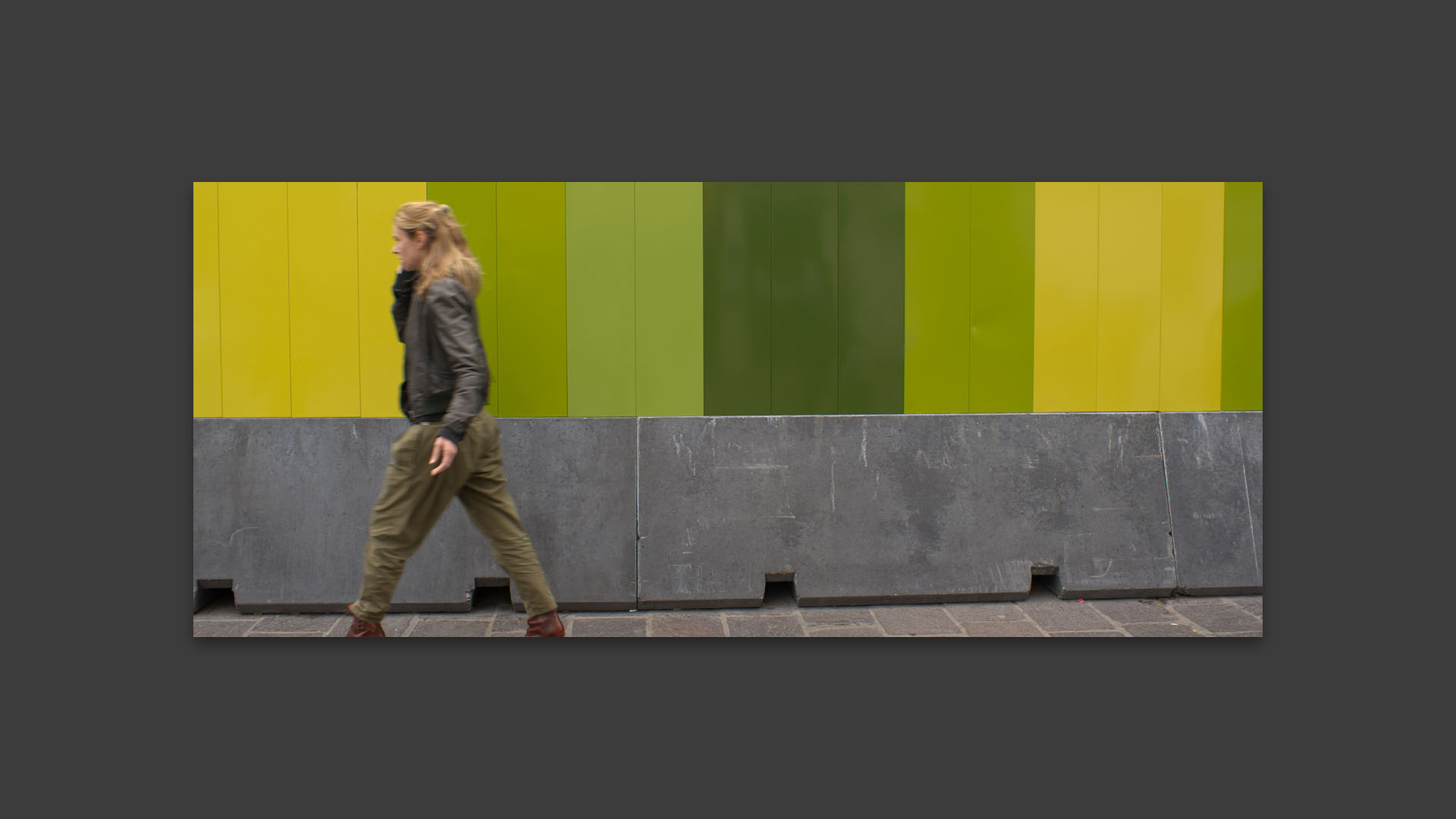 Femme passant devant une palissade du forum des Halles, à Paris.