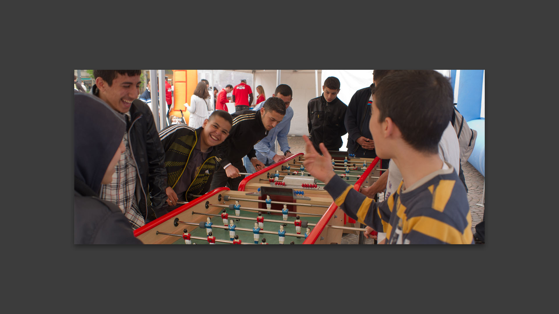 Jeunes jouant au baby foot, place de la République, à Lille.