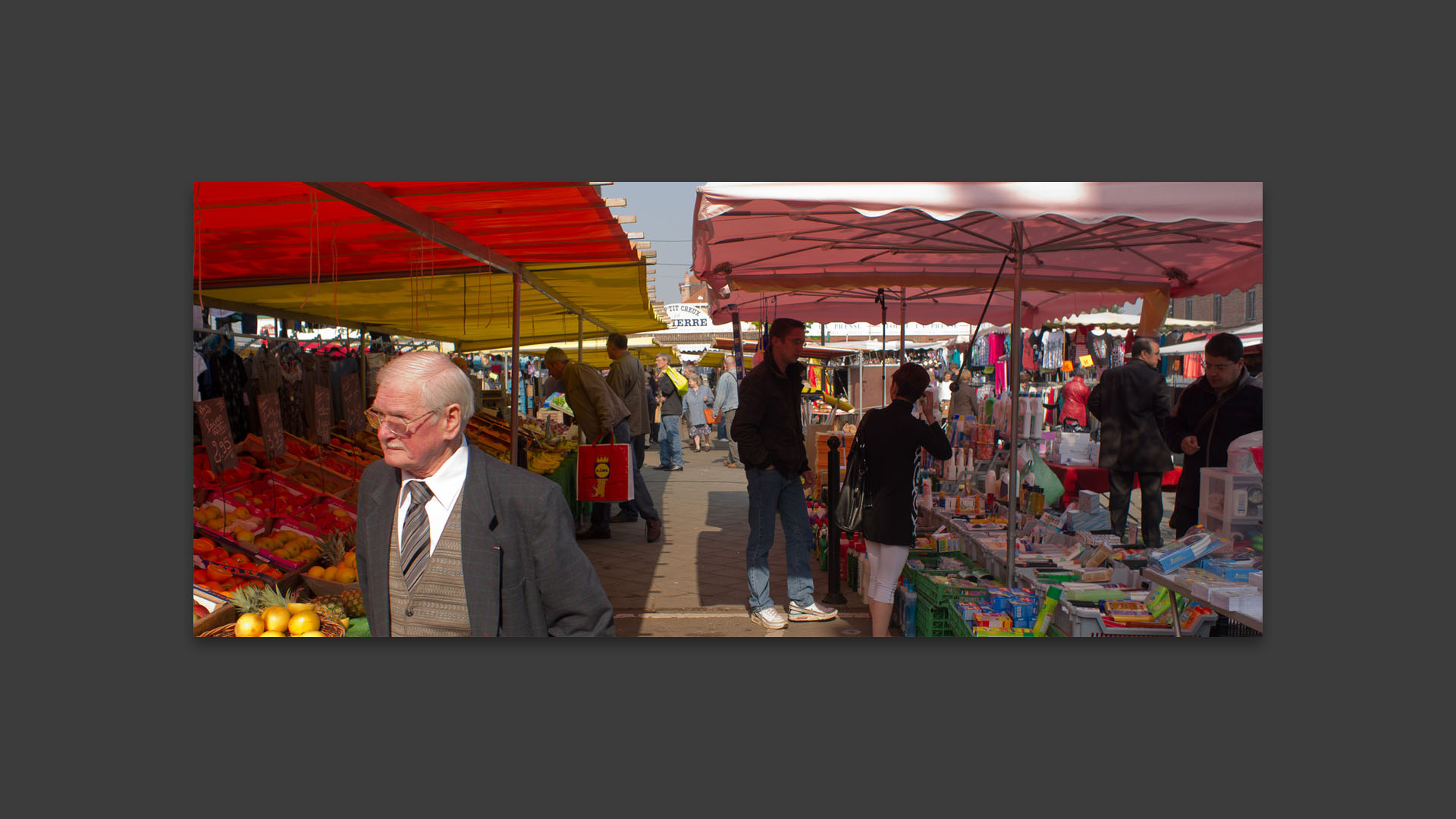 Au marché Saint-Pierre, place de la Liberté, à Croix.