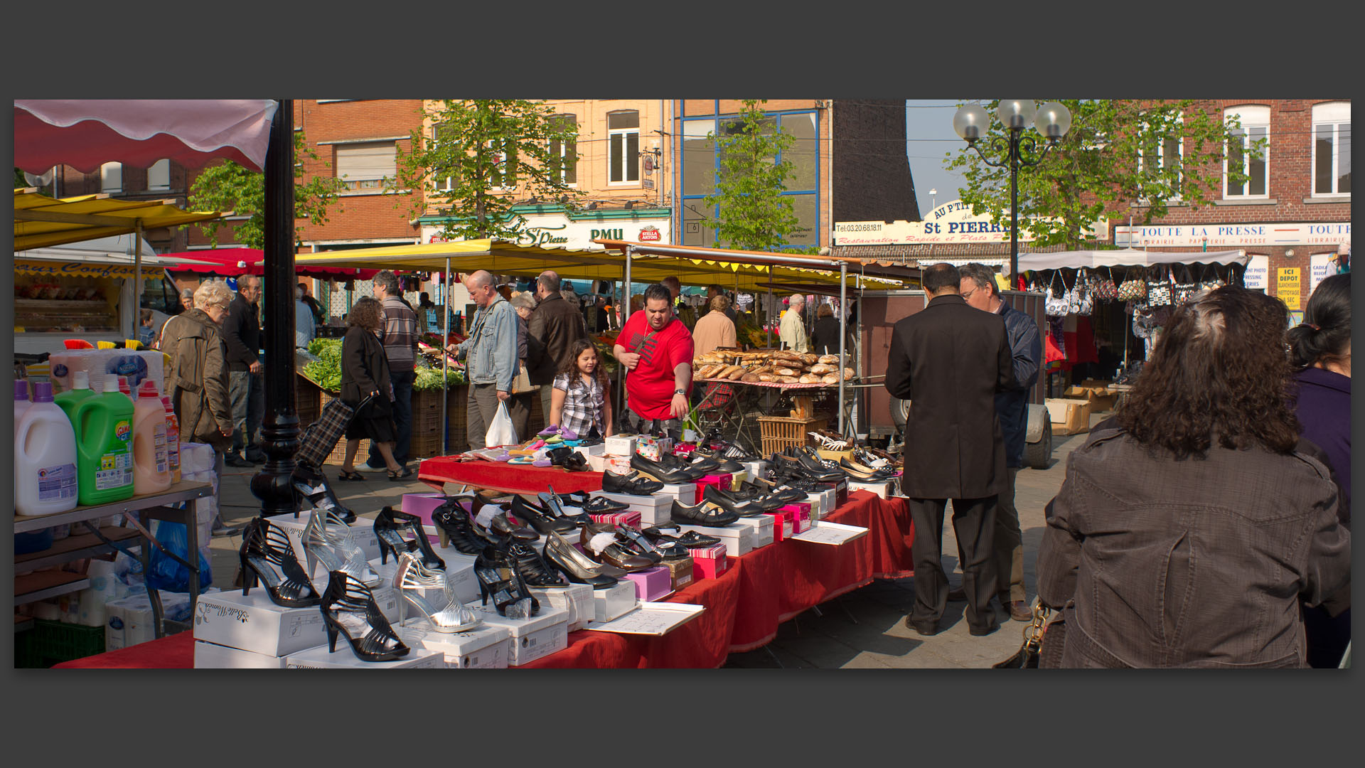 Au marché Saint-Pierre, place de la Liberté, à Croix.