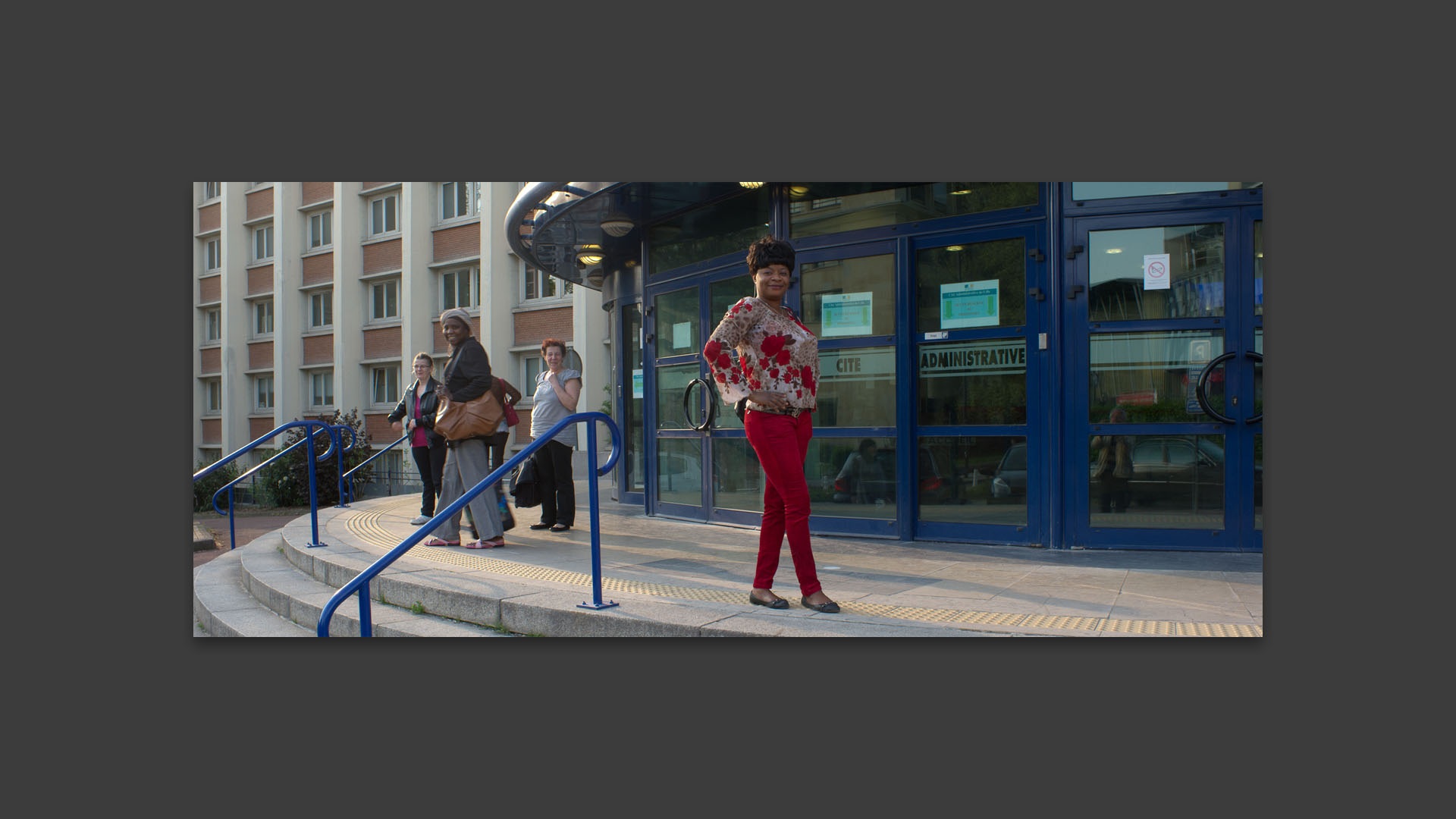 Pose devant la cité administrative, à Lille.