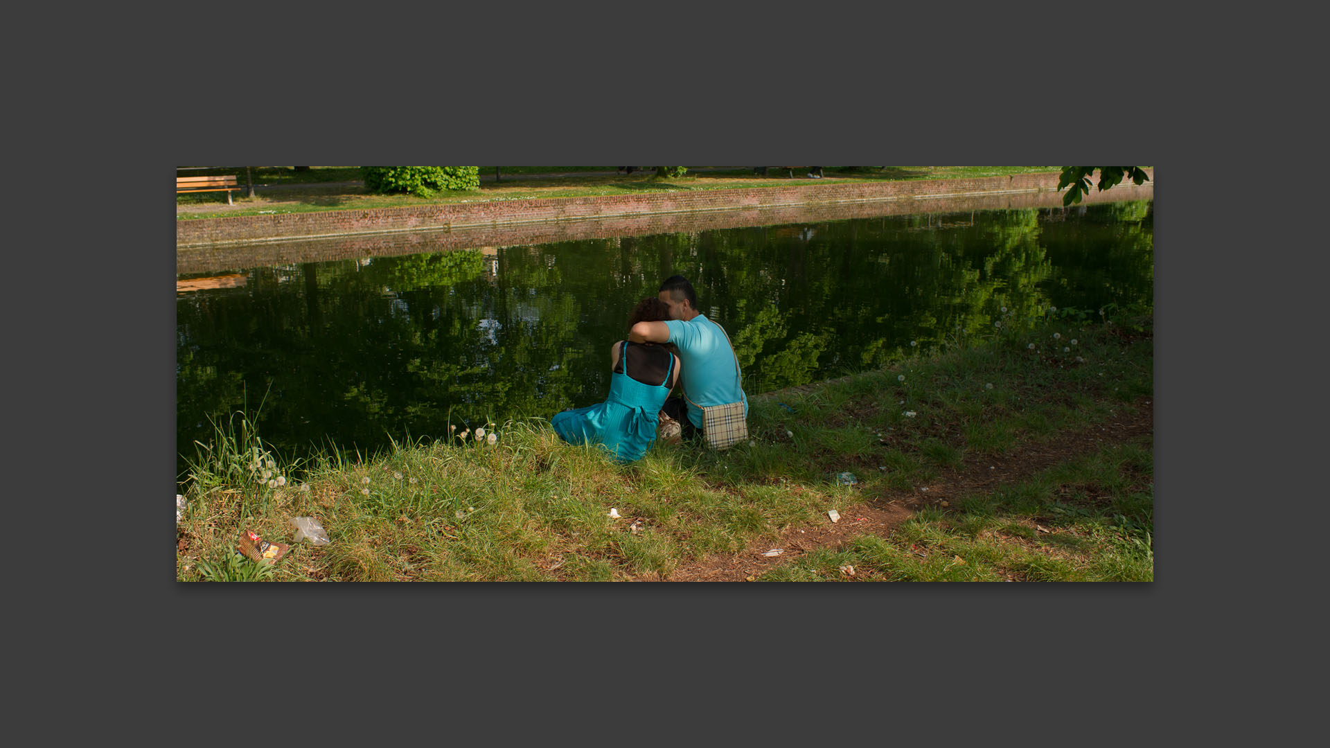 Couple d'amoureux au bord de la Deûle, à Lille.