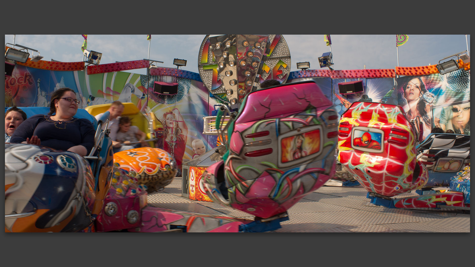 Tournis dans un manège, à la foire aux manèges, esplanade du Champ de Mars, à Lille.