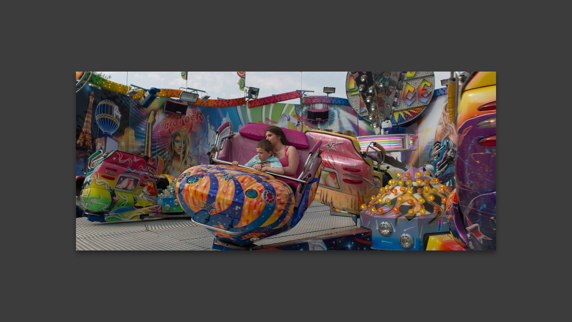 Tournis dans un manège, à la foire aux manèges, esplanade du Champ de Mars, à Lille.