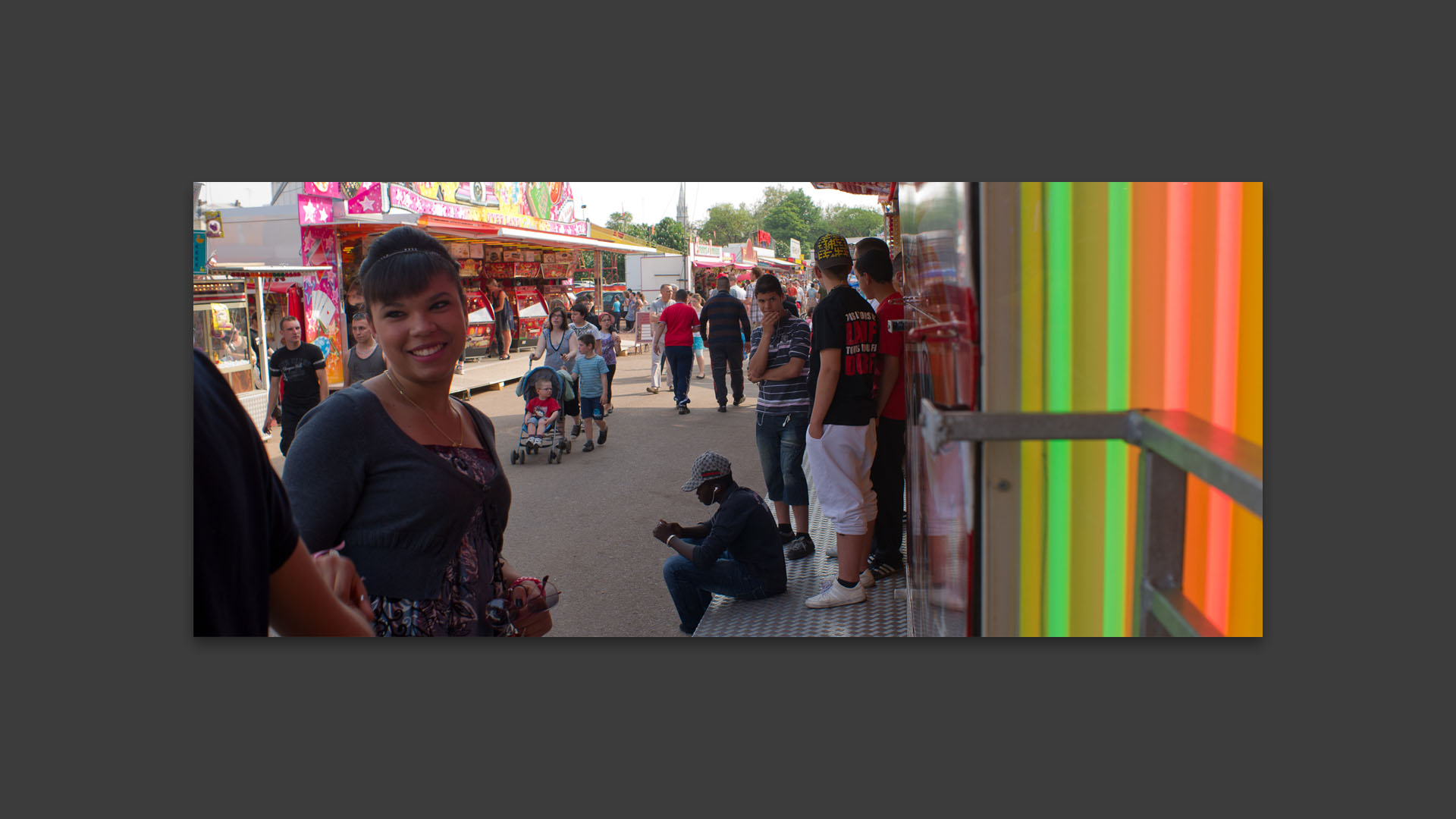 Jeune fille, à la foire aux manèges, esplanade du Champ de Mars, à Lille.