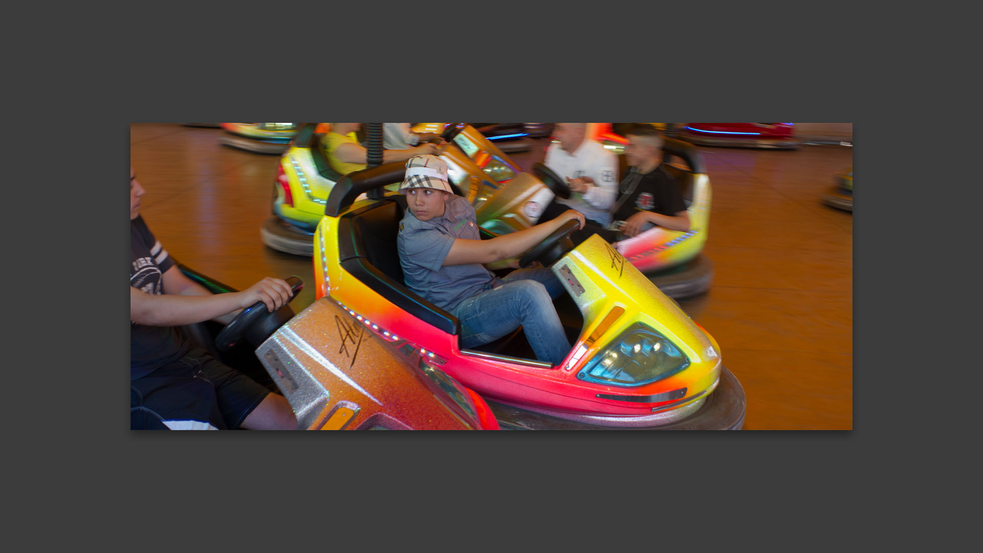 Dans les autos tamponneuses, à la foire aux manèges, esplanade du Champ de Mars, à Lille.