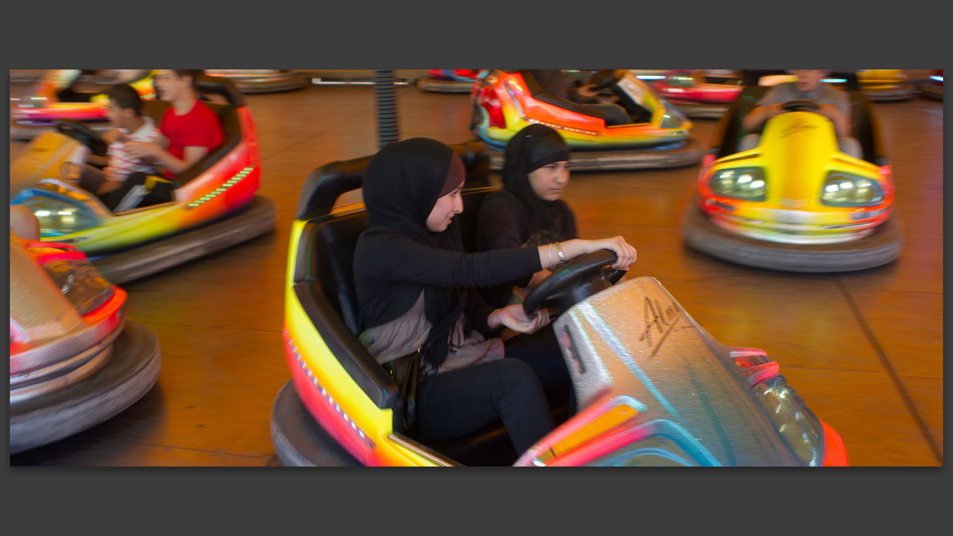 Dans les autos tamponneuses, à la foire aux manèges, esplanade du Champ de Mars, à Lille.