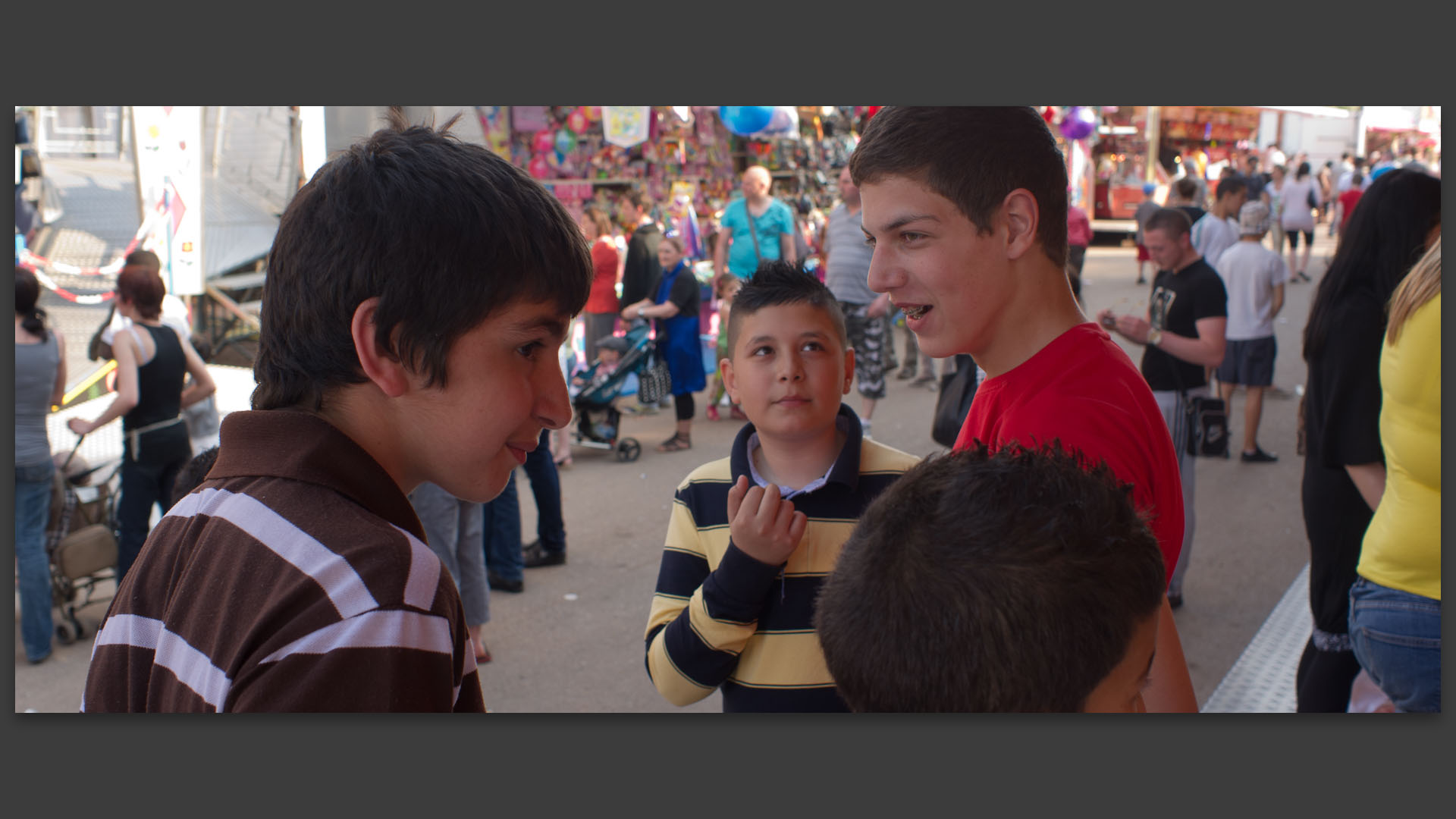 Jeunes à la foire aux manèges, esplanade du Champ de Mars, à Lille.