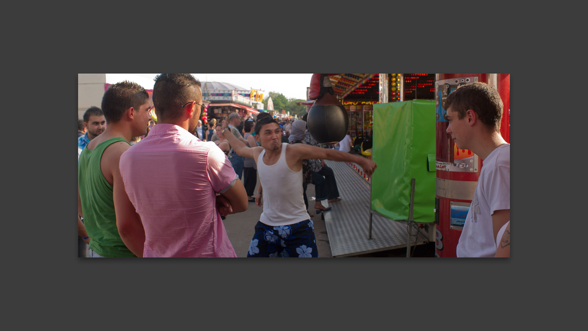 Punching ball, à la foire aux manèges, esplanade du Champ de Mars, à Lille.