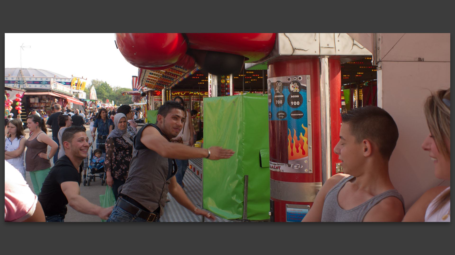 Punching ball, à la foire aux manèges, esplanade du Champ de Mars, à Lille.