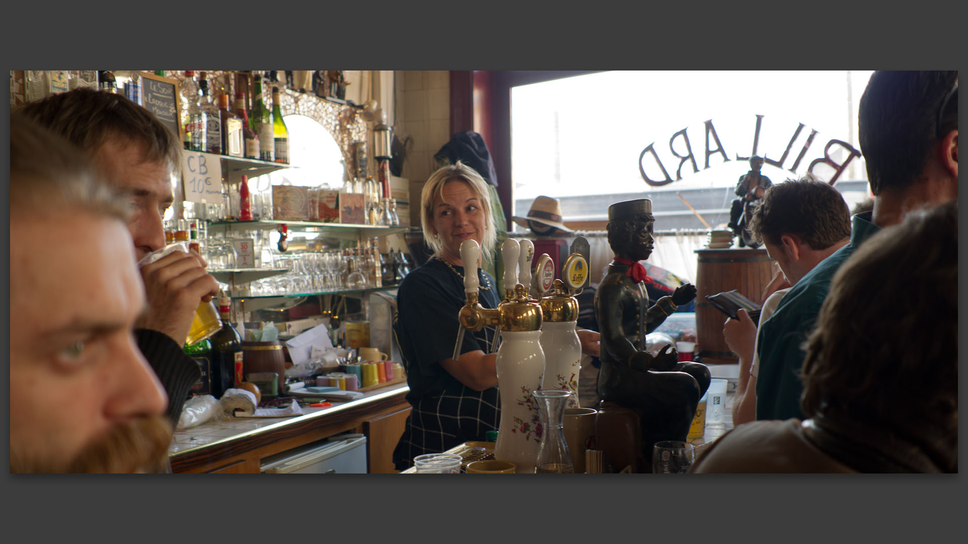 Au café le Rétro, pendant la Louche d'or, festival international de la soupe de Wazemmes, à Lille.