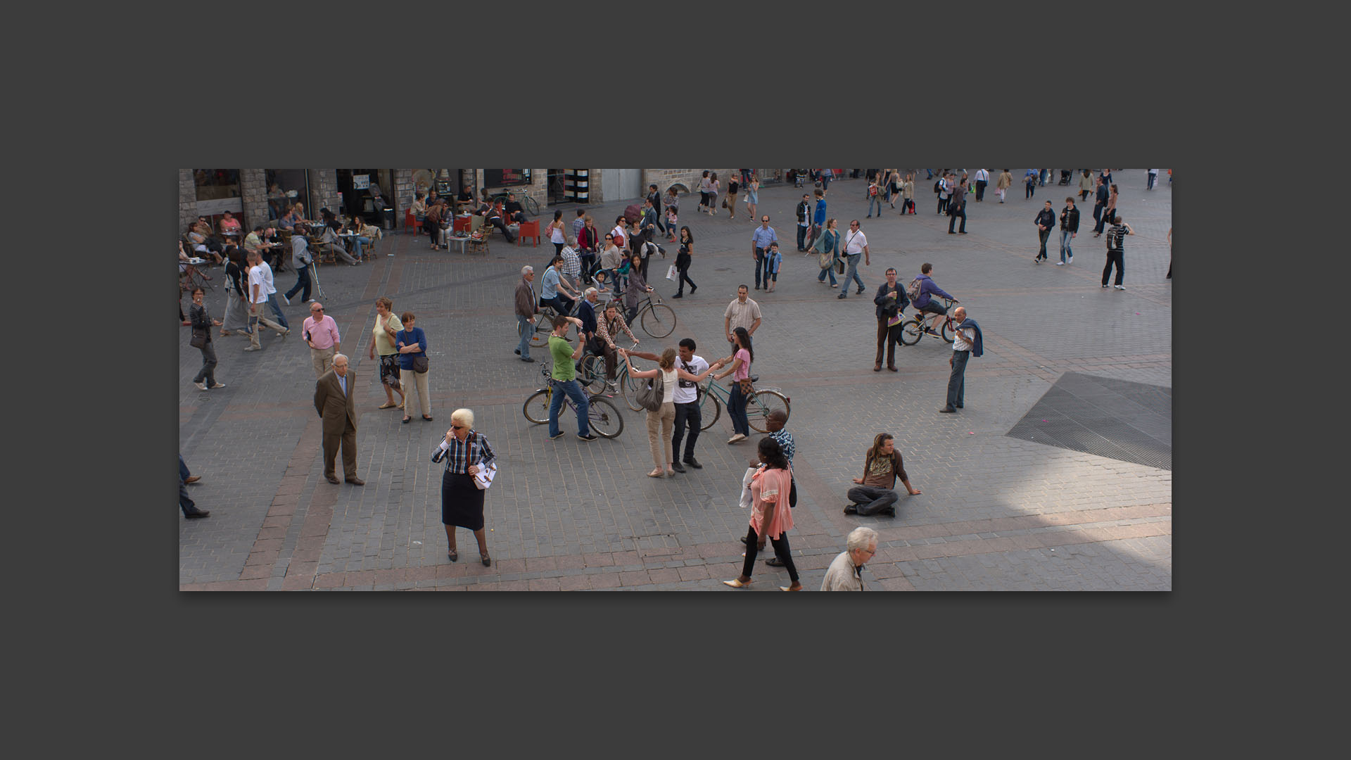 Danseurs et passants, place du Général-de-Gaulle, à Lille.