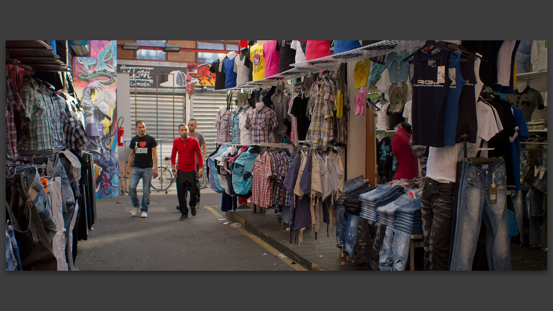 Fringues au marché Malik, aux Puces de Saint-Ouen.