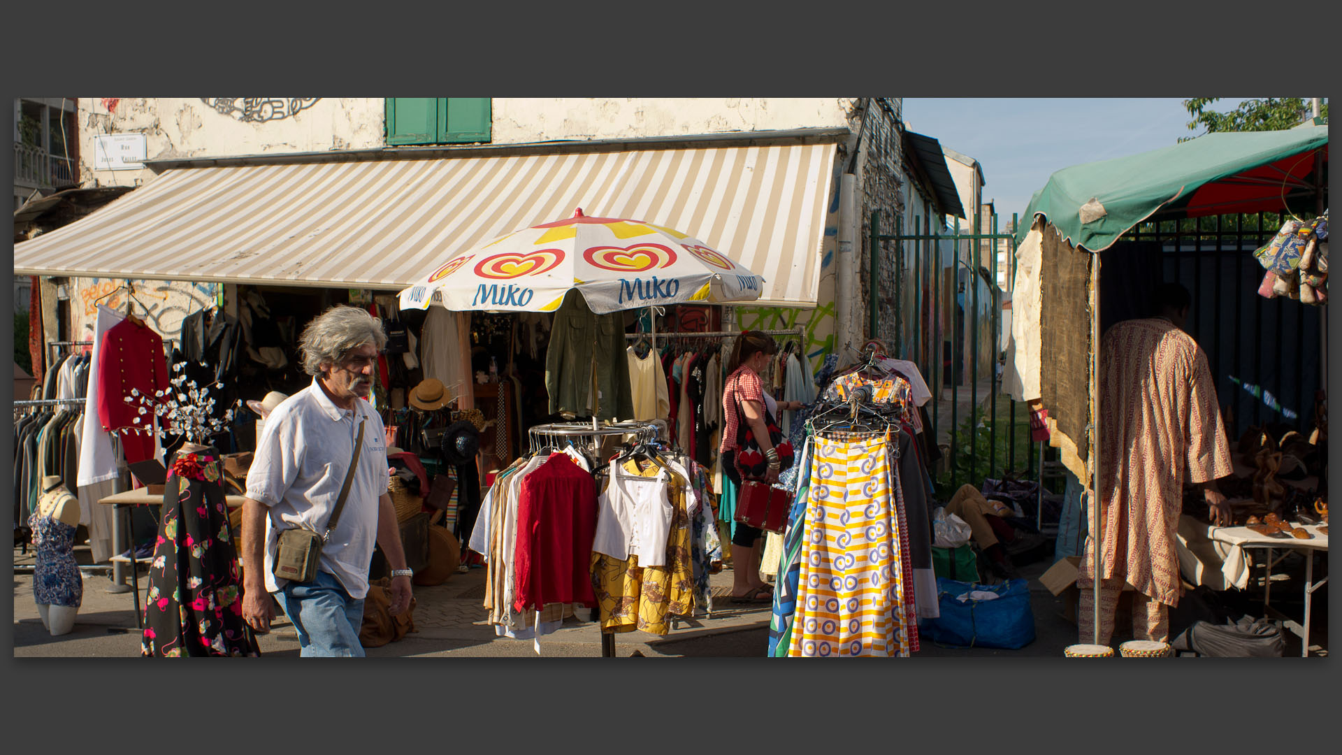 Boutique rue Jules-Vallès, aux Puces de Saint-Ouen.