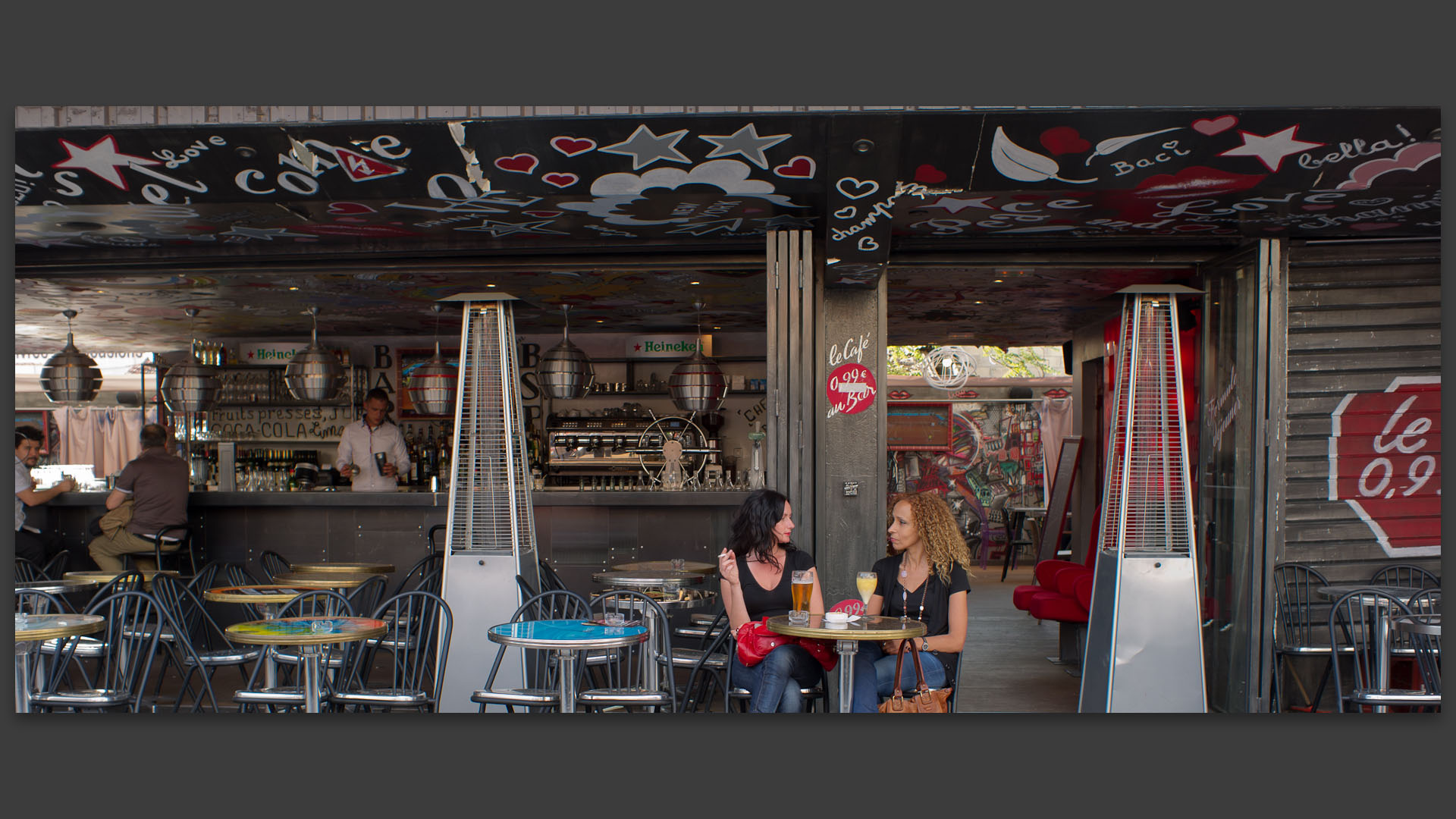 Bistrot tendance, rue Paul-Bert, aux Puces de Saint-Ouen.