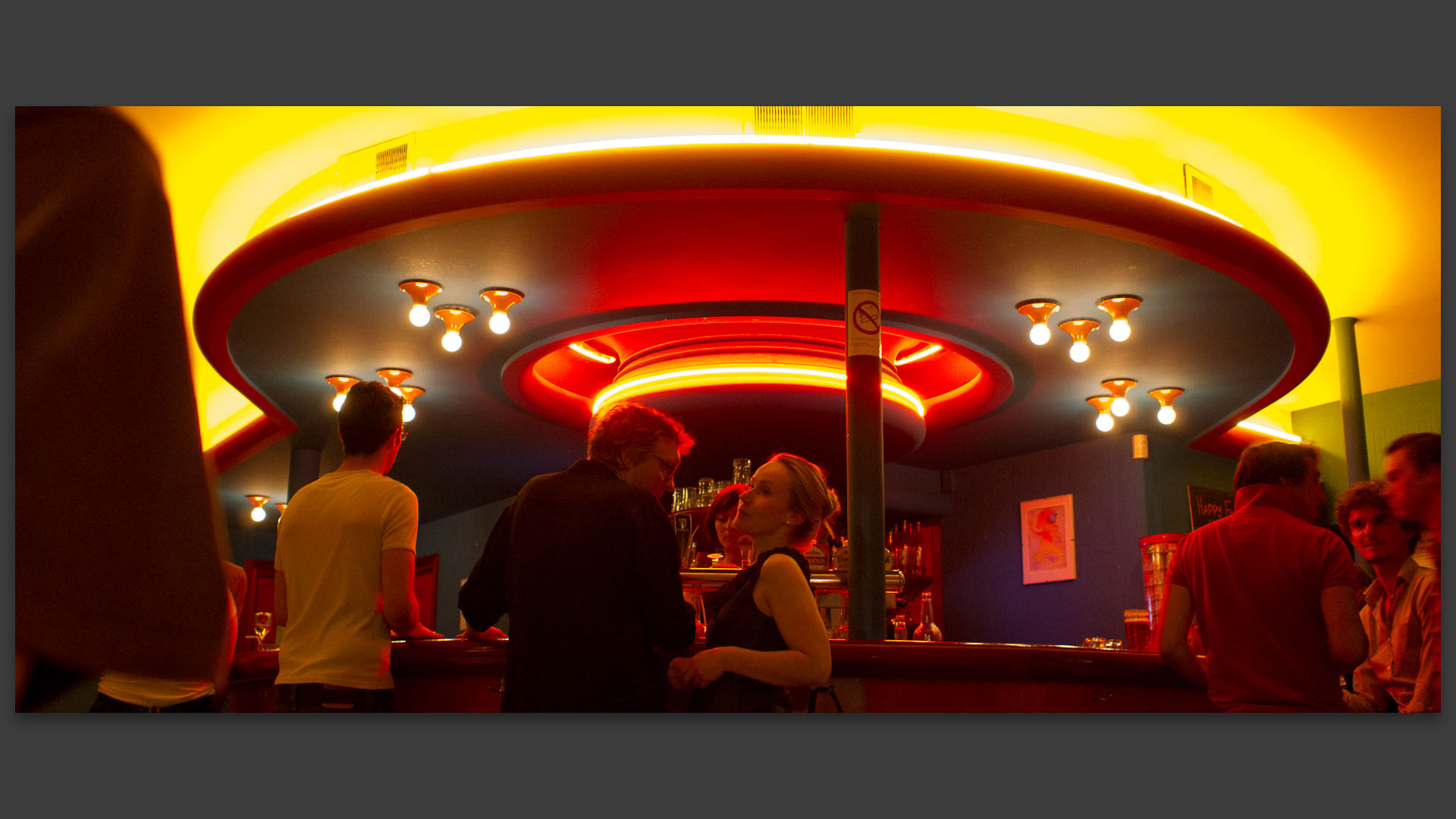 Dans un bistrot, place du Général-Beuret, à Paris.