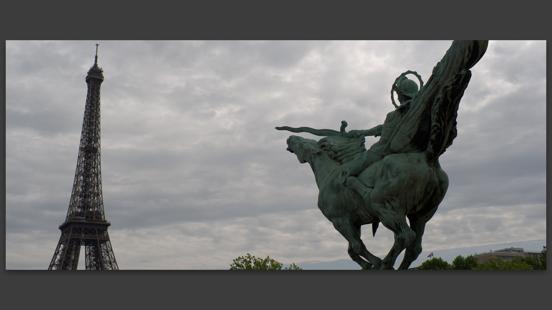 La France renaissante, statue de Holger Wederkinch, face à la tour Eiffel, sur le pont Bir-Hakeim, à Paris.