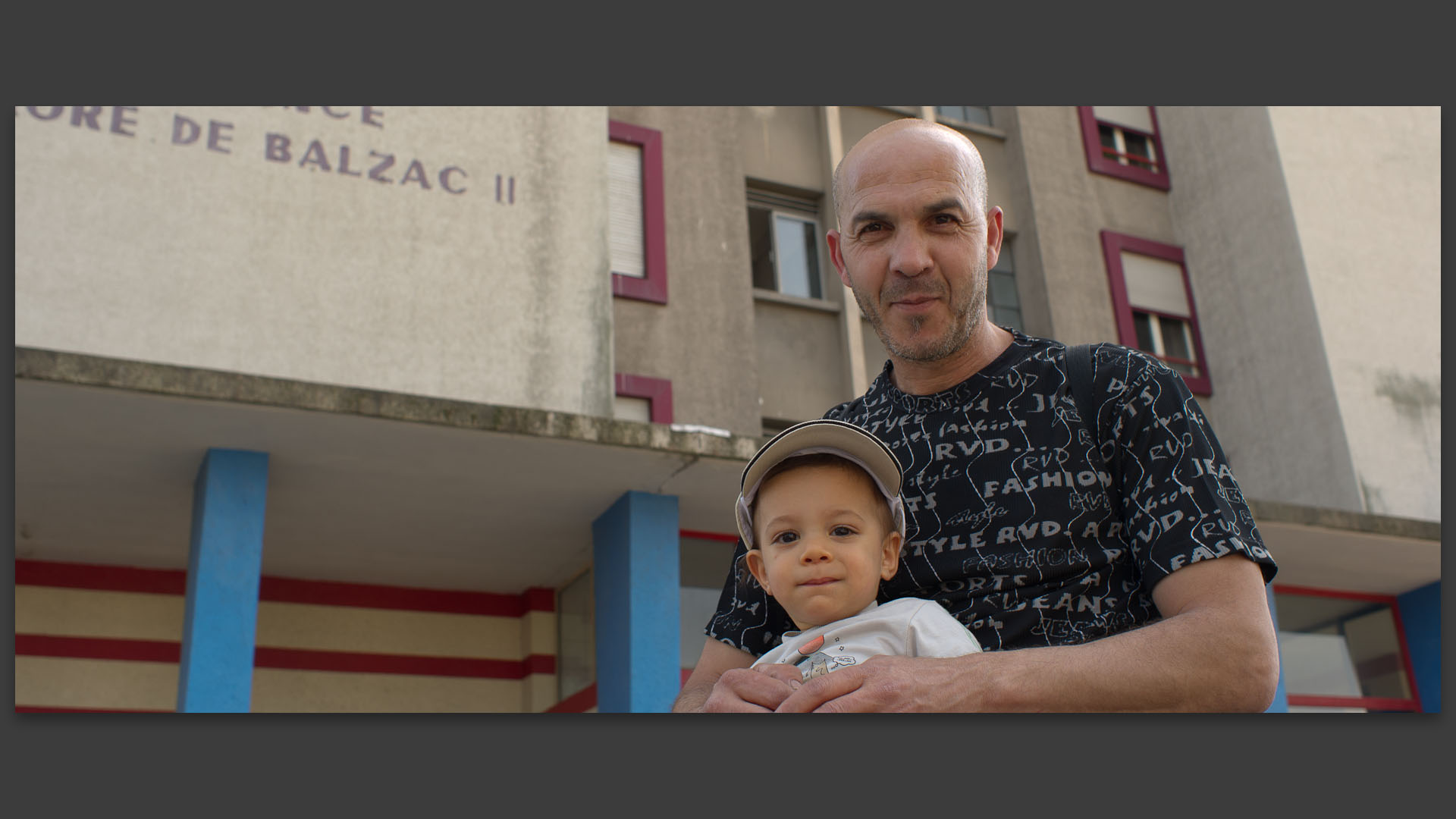 Saïd et son neveu Ilyes, cité Honoré-de-Balzac, à Vénissieux.