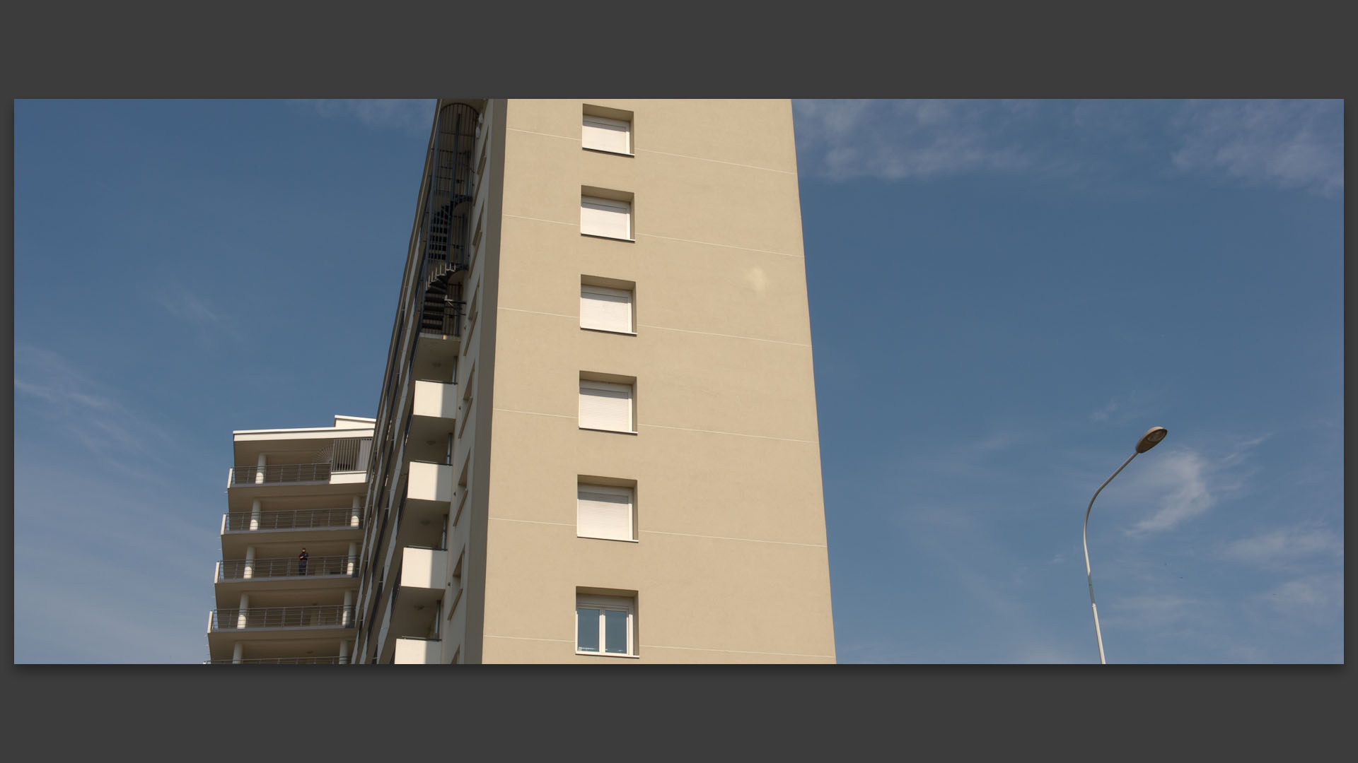 Femme au balcon, avenue Francis-de-Pressensé, à Vénissieux.