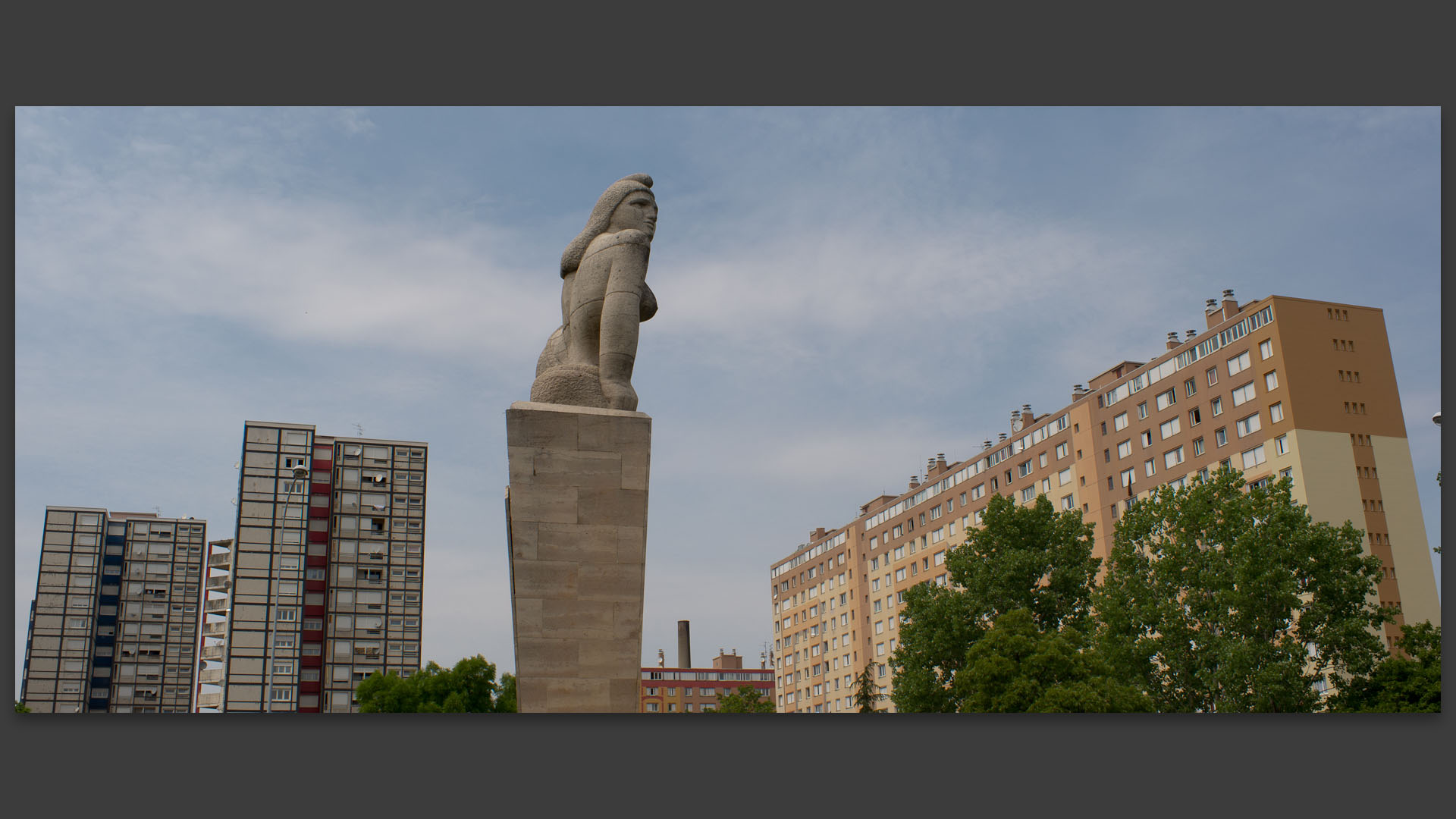 La République des peuples, statue de Georges Salendre, place Gaston-Monmousseau, à Vénissieux.