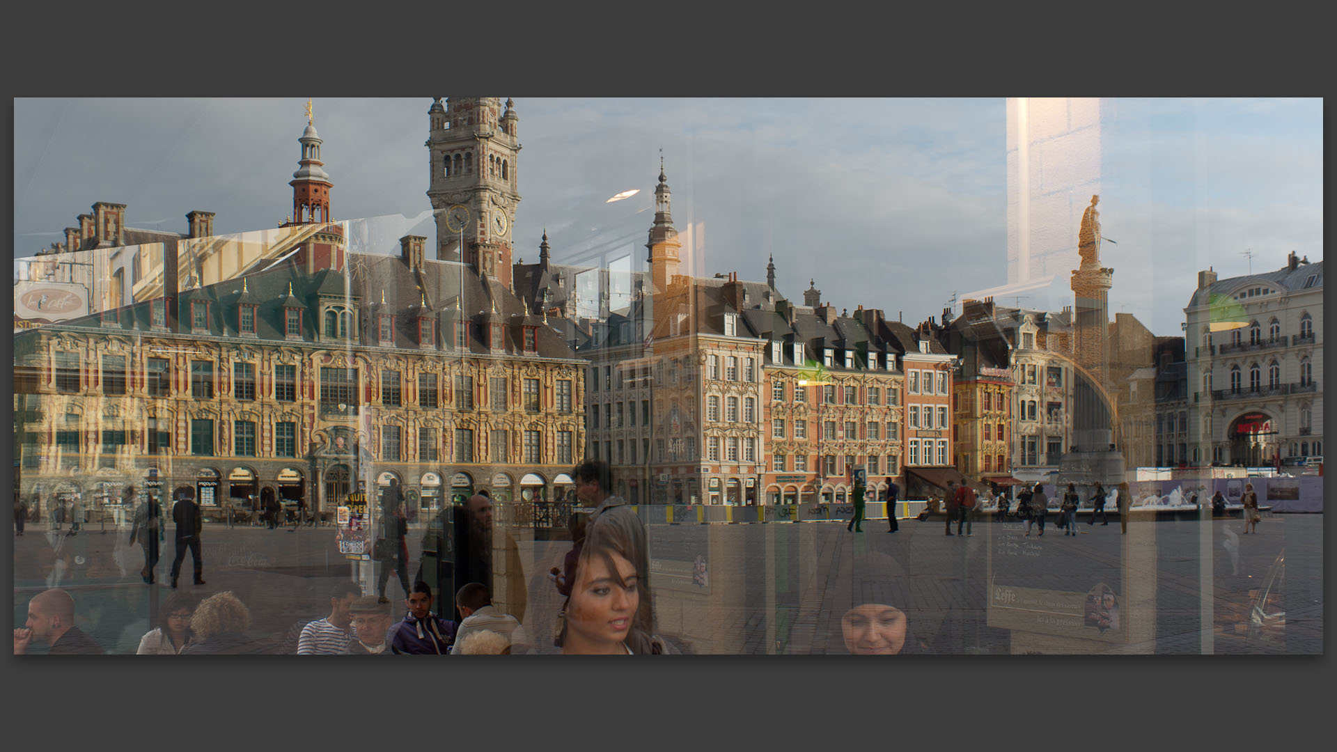 Reflet de la place du Général-de-Gaulle dans la vitrine d'un café, à Lille.